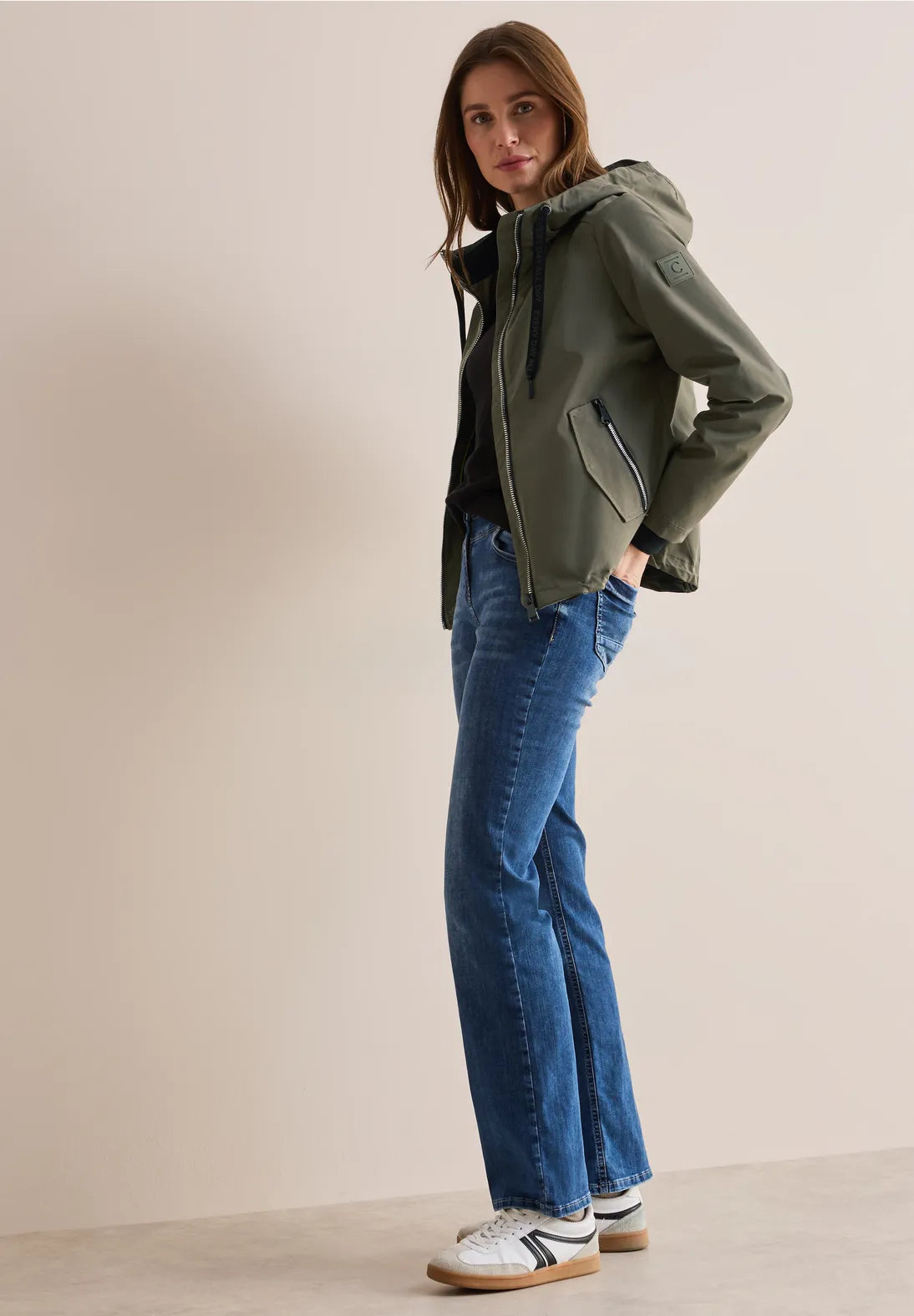 CHAQUETA CORTA DE ESTILO DEPORTIVO
