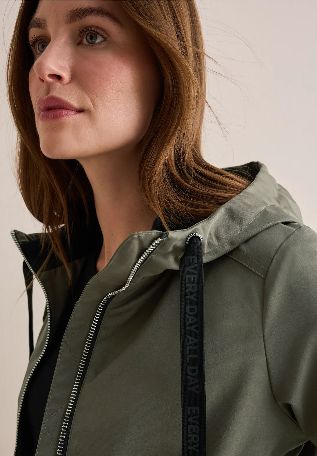 CHAQUETA CORTA DE ESTILO DEPORTIVO