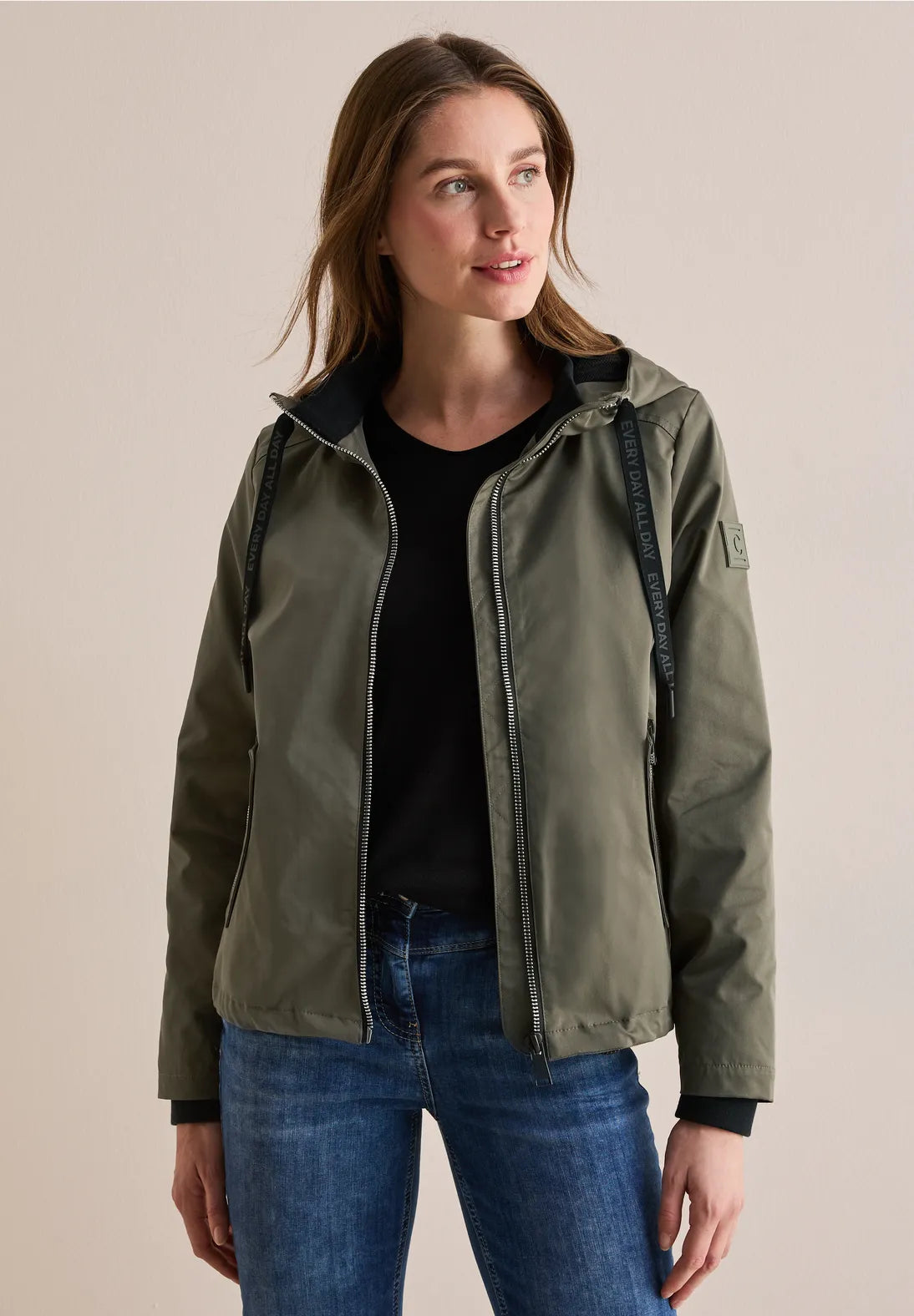 CHAQUETA CORTA DE ESTILO DEPORTIVO