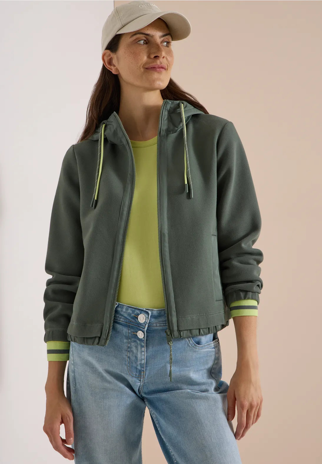 CHAQUETA CON CAPUCHA DEPORTIVA CECIL