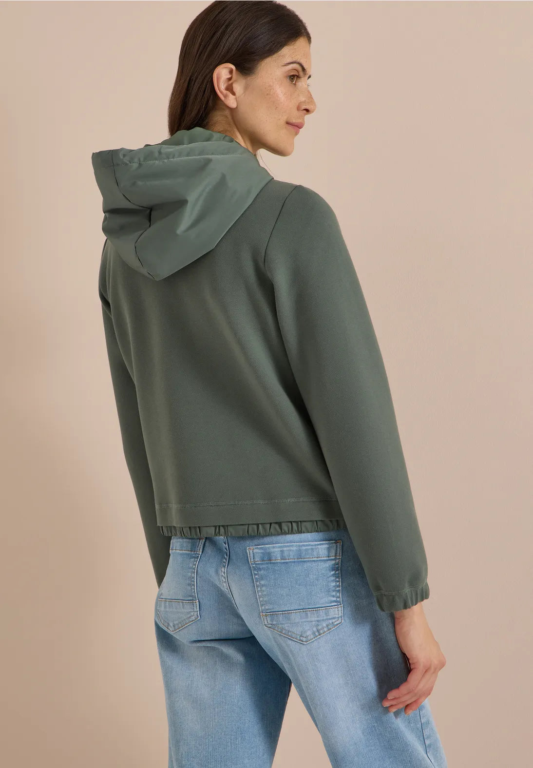 CHAQUETA CON CAPUCHA DEPORTIVA CECIL