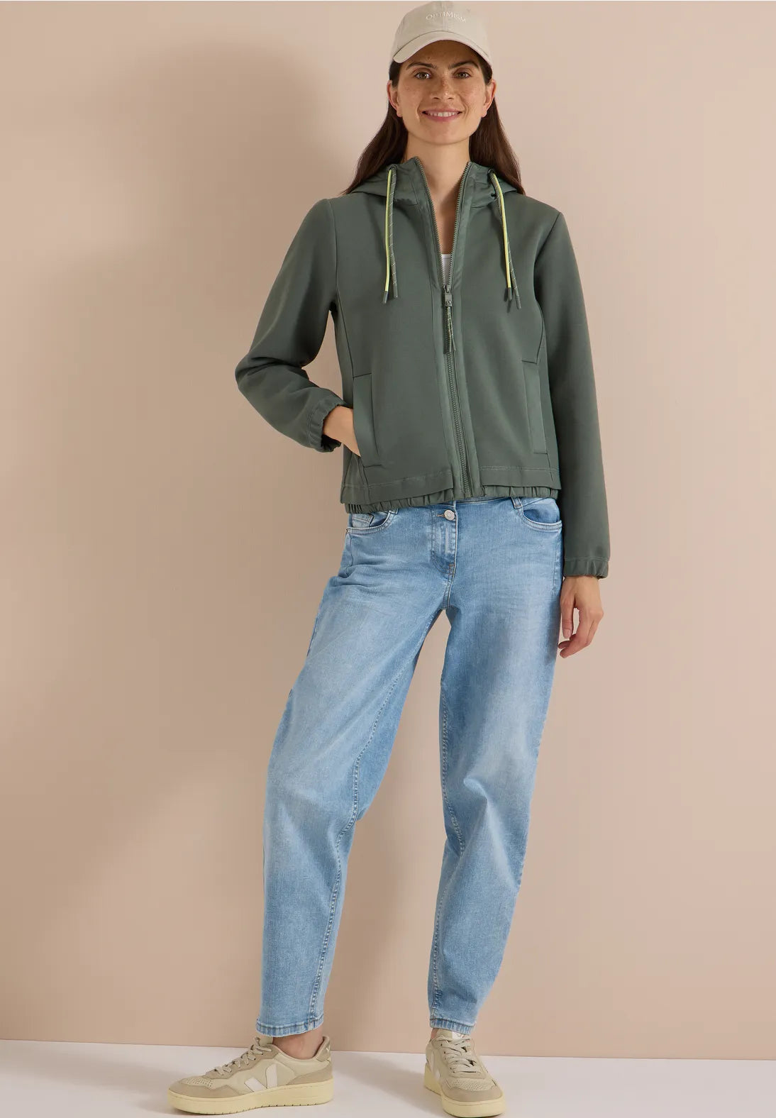CHAQUETA CON CAPUCHA DEPORTIVA CECIL