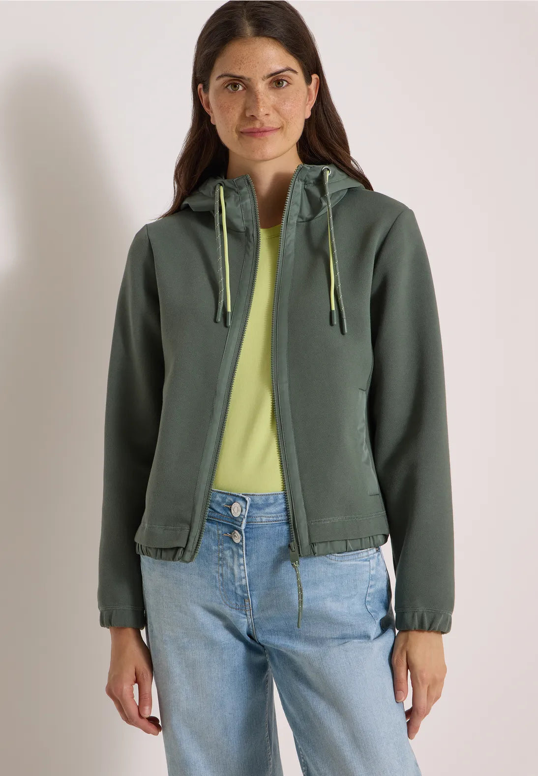 CHAQUETA CON CAPUCHA DEPORTIVA CECIL