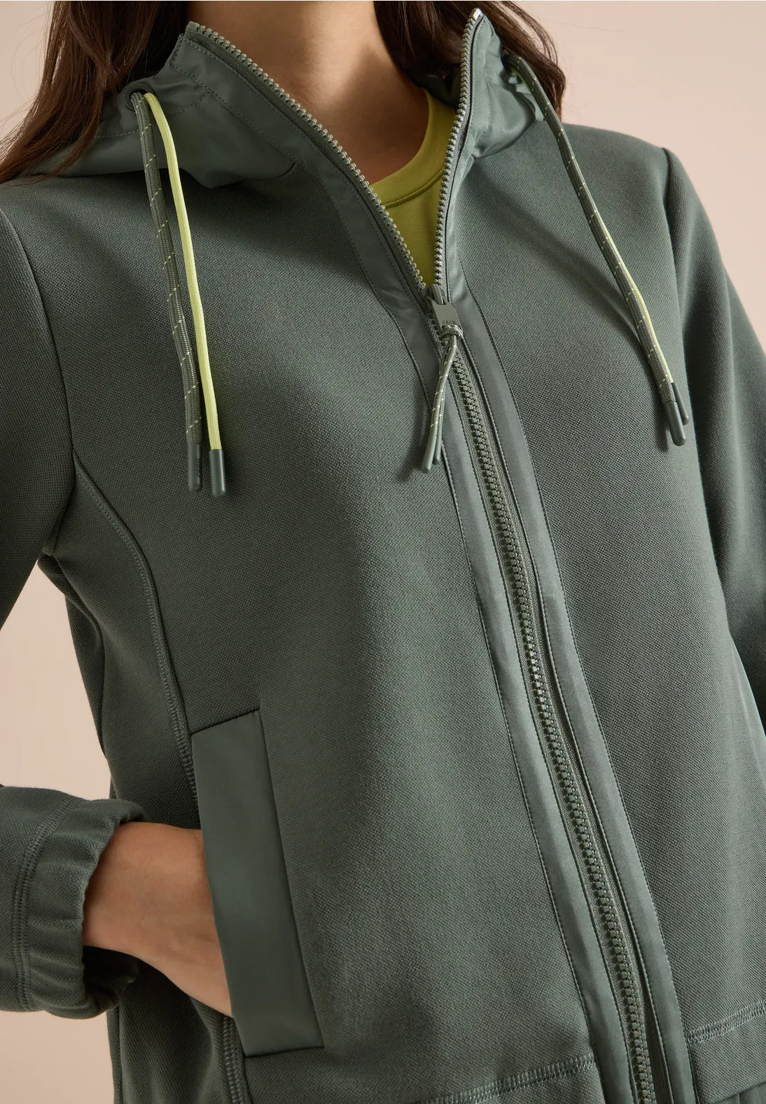 CHAQUETA CON CAPUCHA DEPORTIVA CECIL