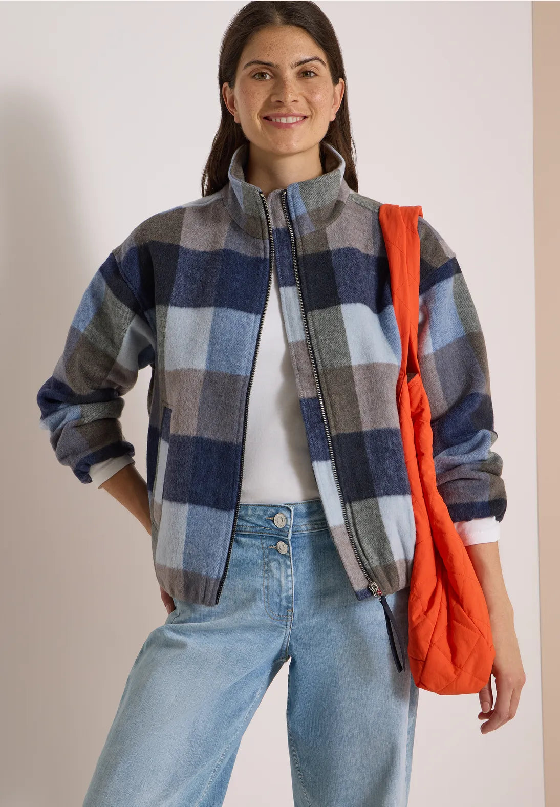 CHAQUETA LIGERA CUELLO ALTO A CUADROS CECIL