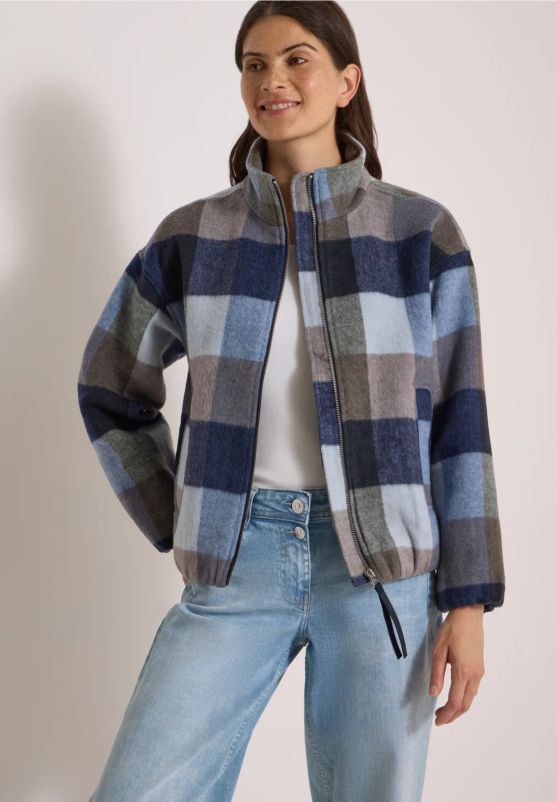 CHAQUETA LIGERA CUELLO ALTO A CUADROS CECIL