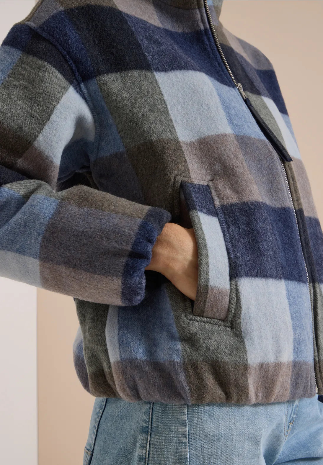 CHAQUETA LIGERA CUELLO ALTO A CUADROS CECIL