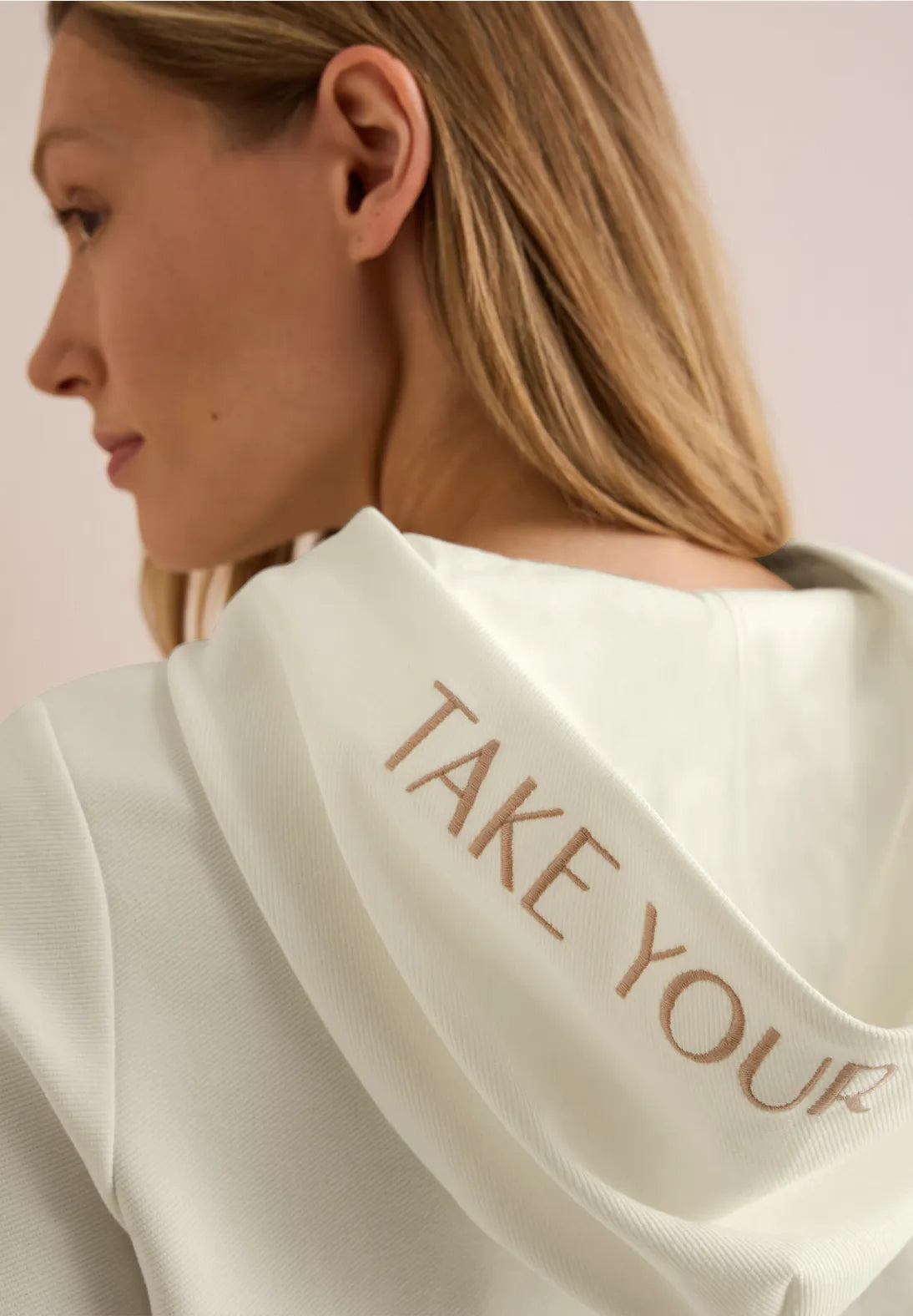 SUDADERA CON CAPUCHA DETALLES BORDADOS