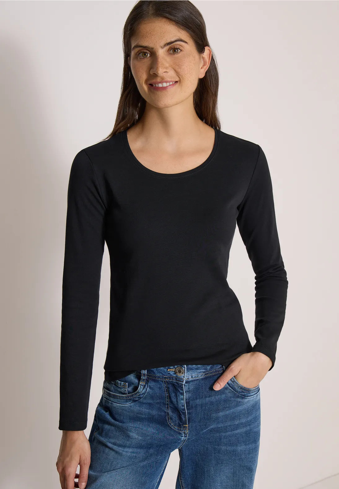 CAMISETA BASICA CUELLO BARCO CECIL
