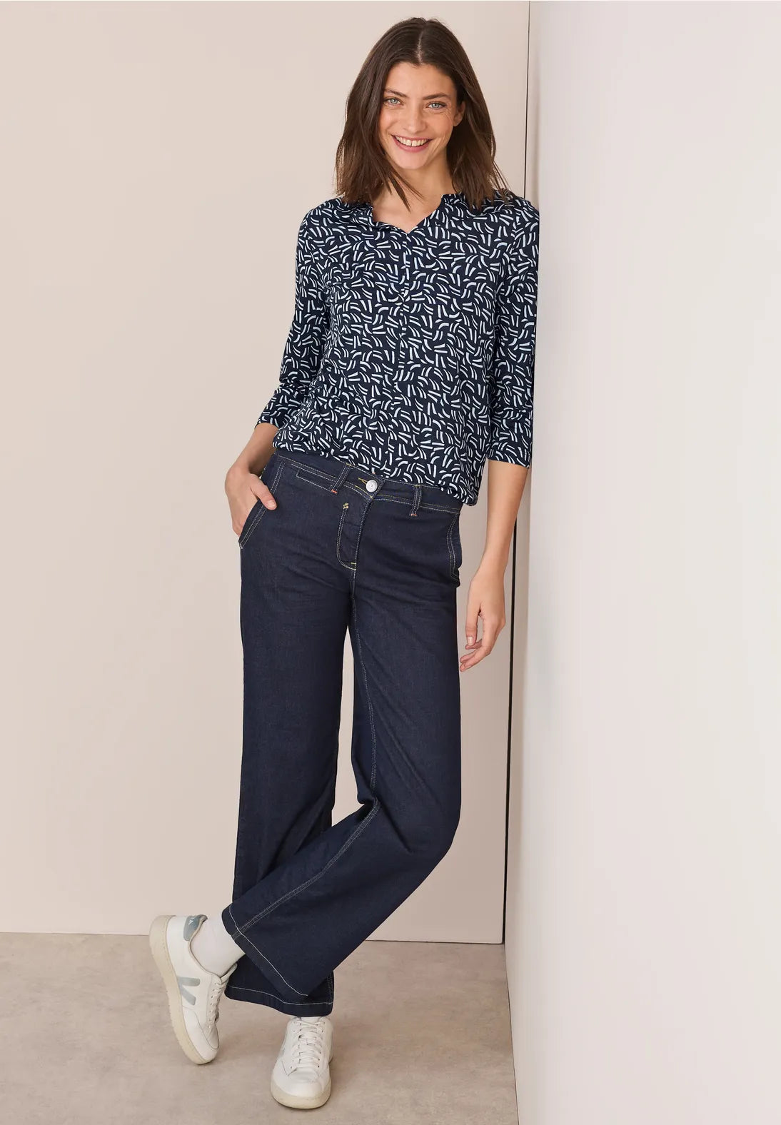 BLUSA BASICA ELASTICA ESTAMPADA CUELLO EN V