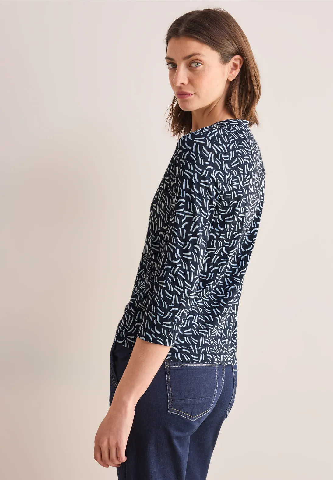 BLUSA BASICA ELASTICA ESTAMPADA CUELLO EN V