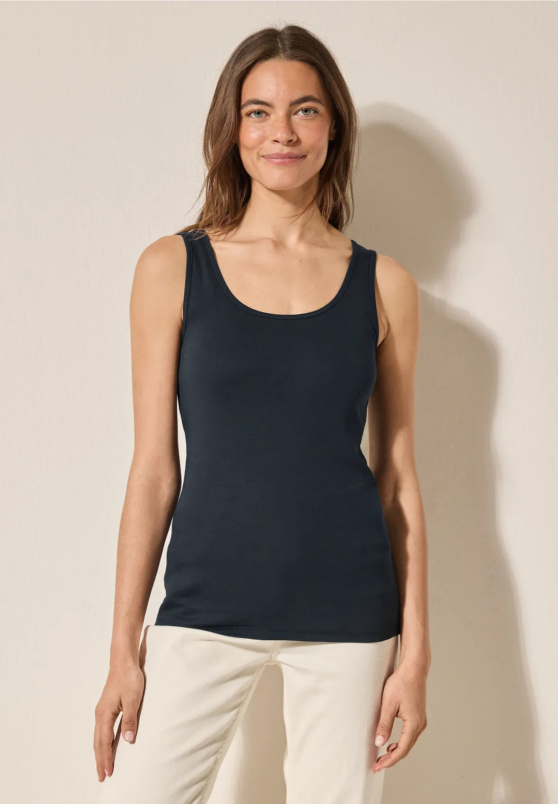 CECIL TOP SIN MANGAS AZUL MARINO CUELLO REDONDO