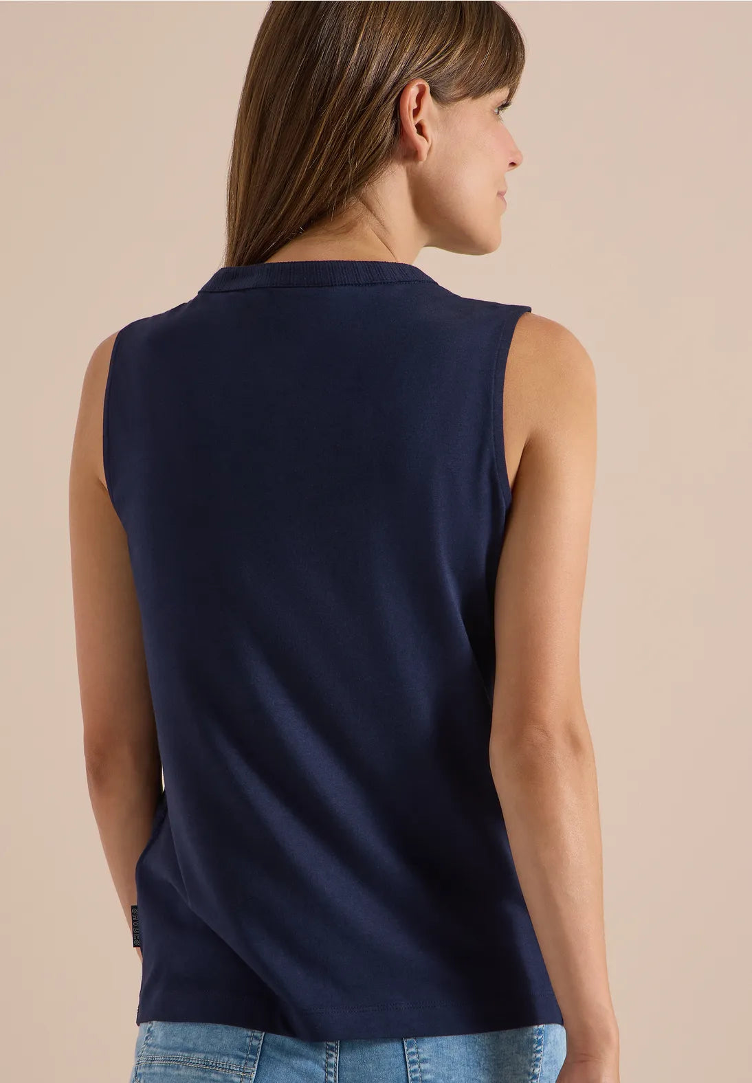 TOP SIN MANGAS AZUL ESCOTADO CECIL (Copia)