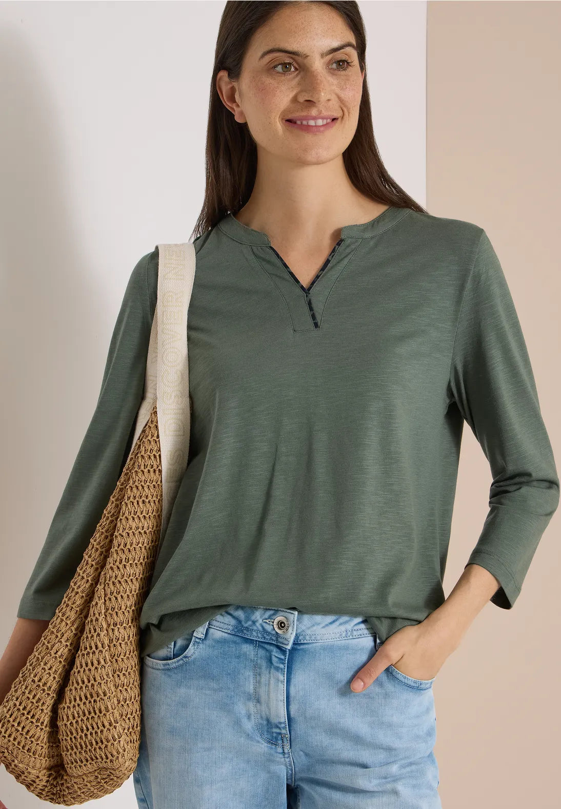 BLUSA ELASTICA VERDE CUELLO EN V CECIL