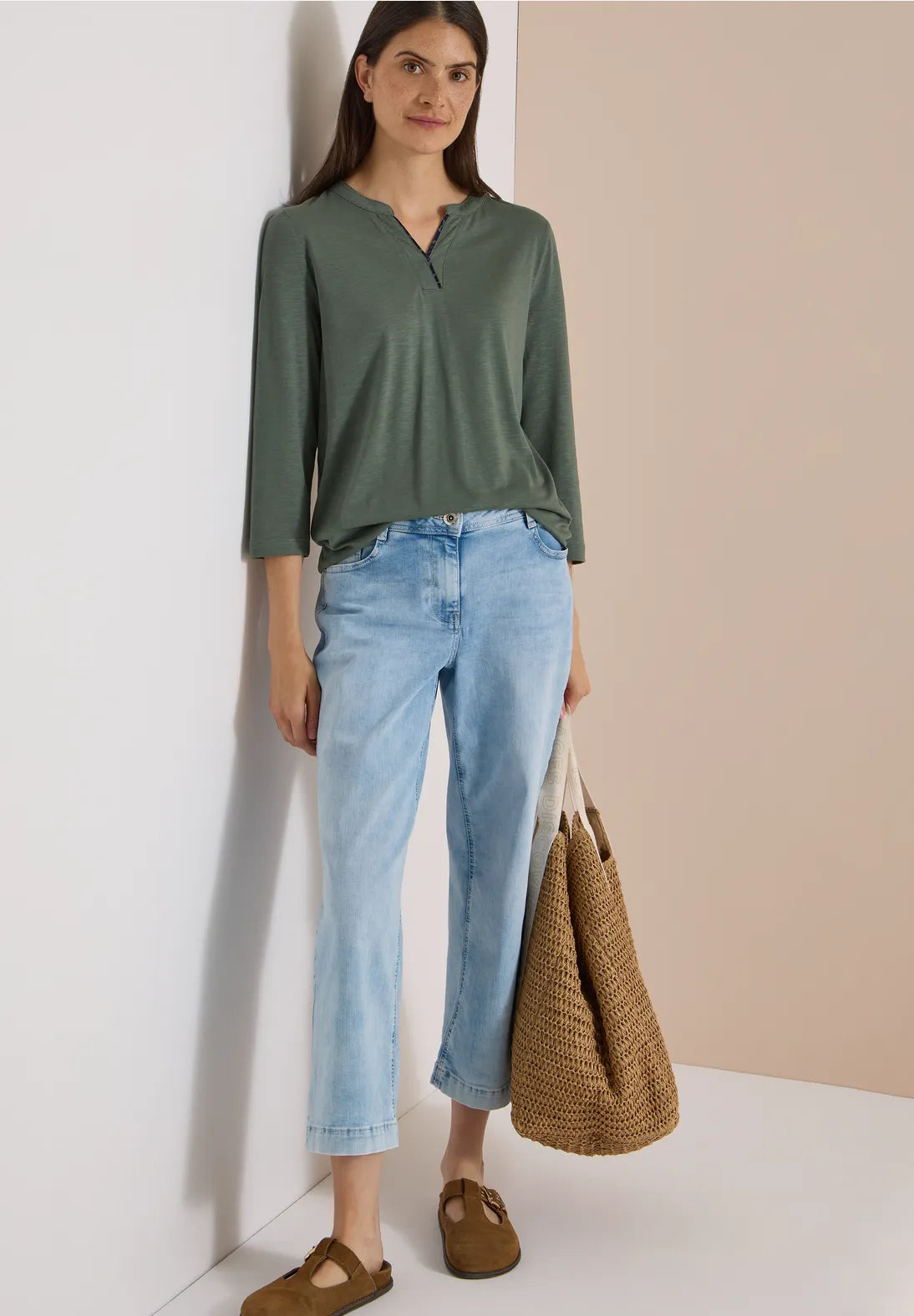 BLUSA ELASTICA VERDE CUELLO EN V CECIL