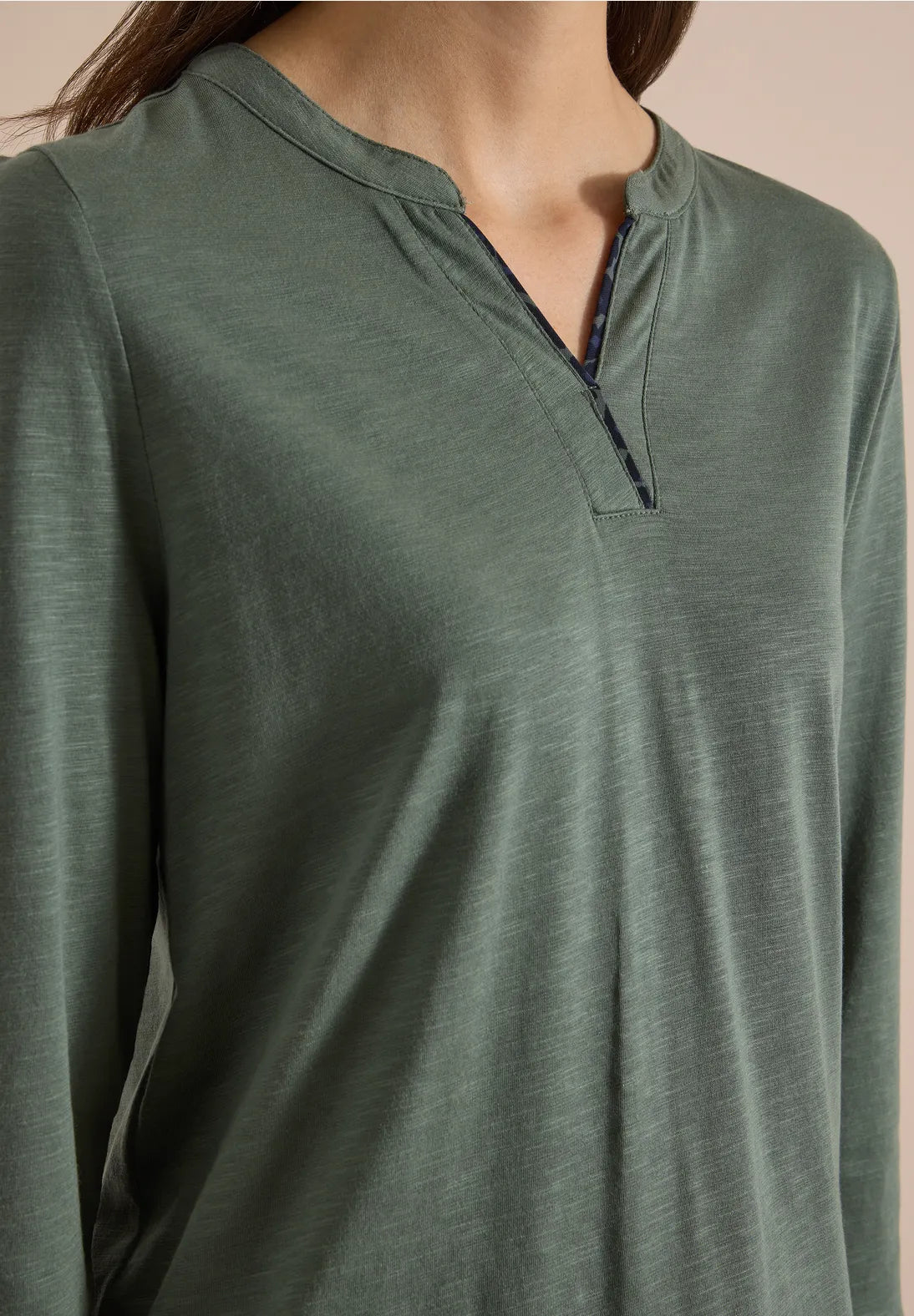 BLUSA ELASTICA VERDE CUELLO EN V CECIL