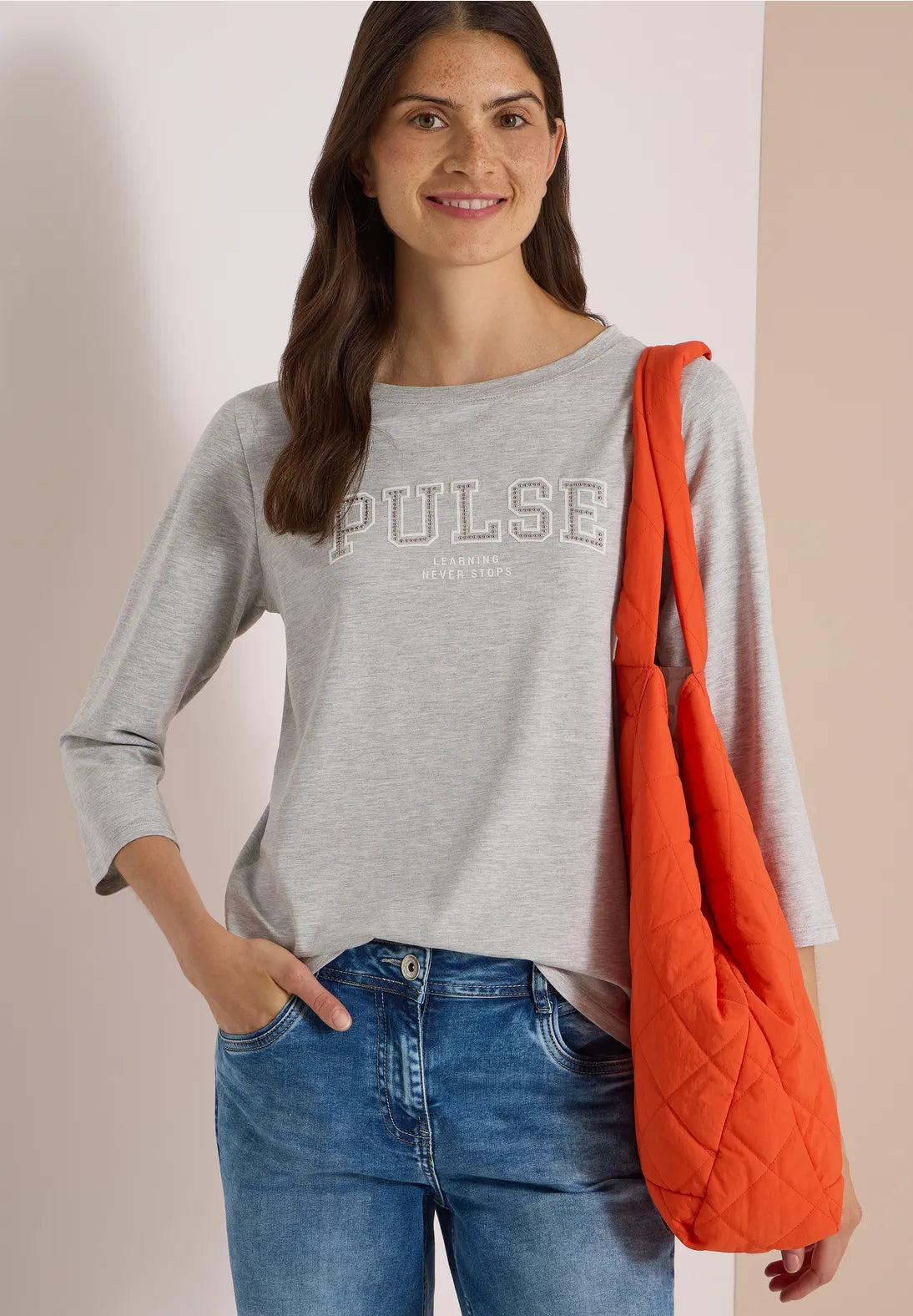camiseta de mujer gris con dieño gráfico en EN3CALAFELL