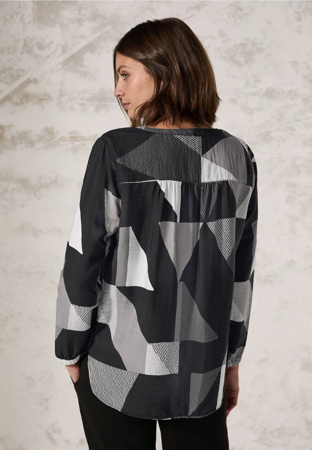 BLUSA ESTAMPADA Y CUELLO REDONDO