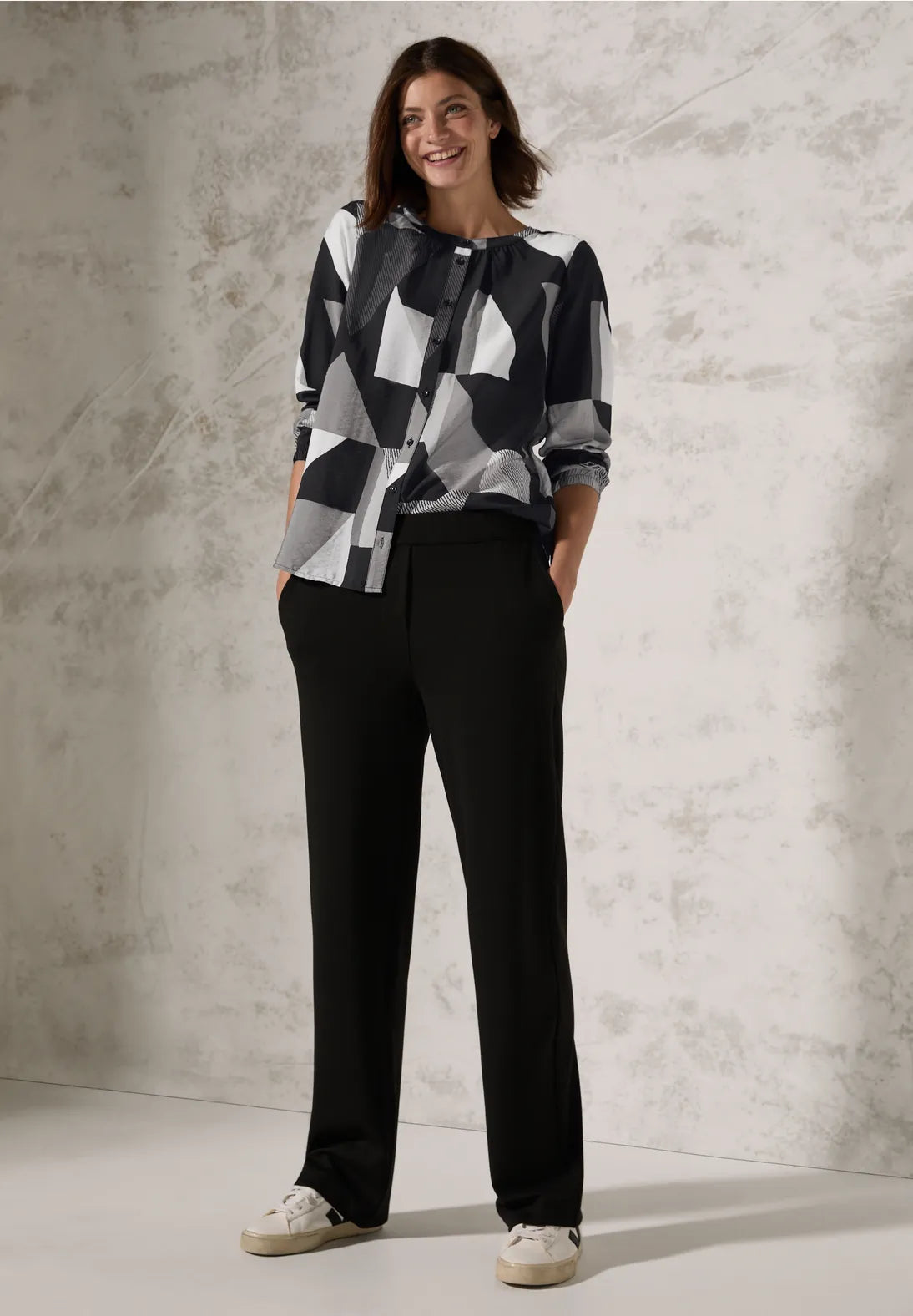 BLUSA ESTAMPADA Y CUELLO REDONDO