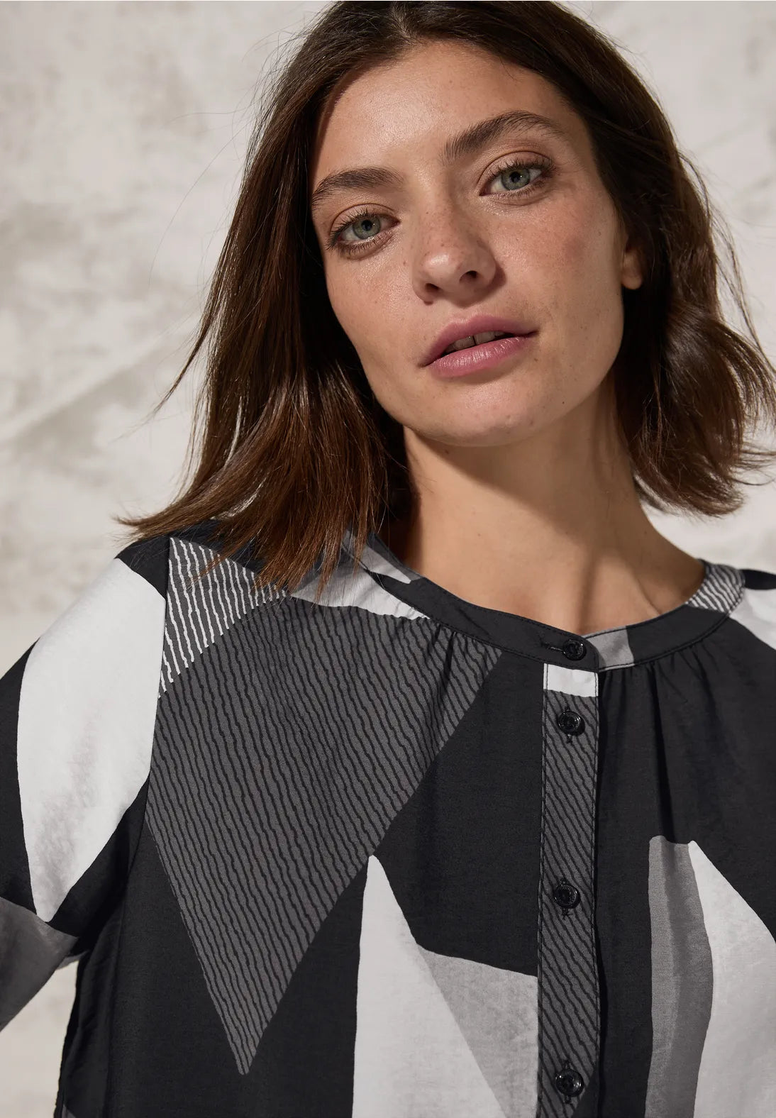 BLUSA ESTAMPADA Y CUELLO REDONDO
