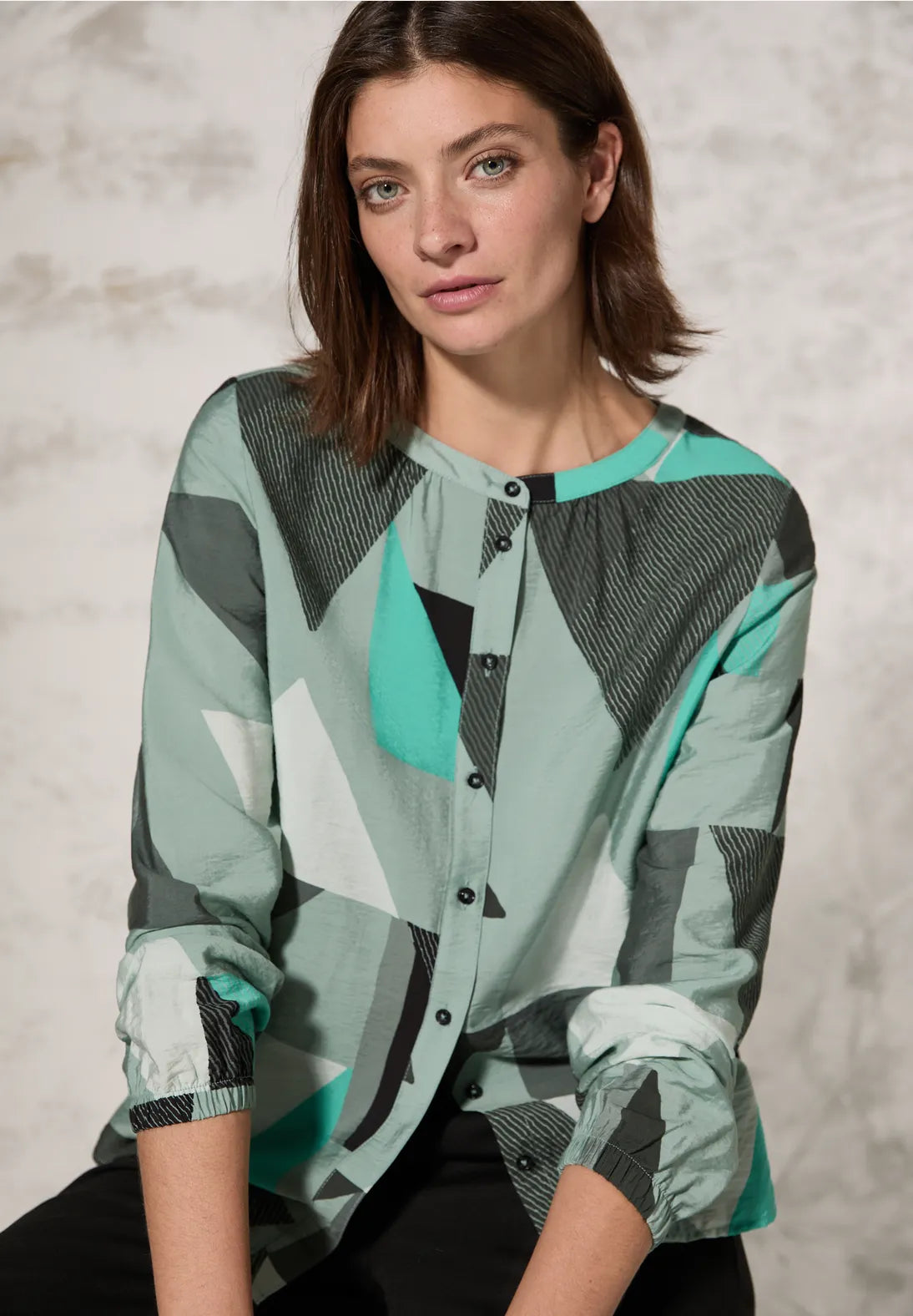 BLUSA ESTAMPADA Y CUELLO REDONDO