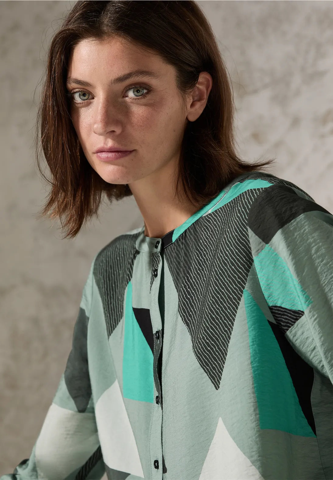 BLUSA ESTAMPADA Y CUELLO REDONDO