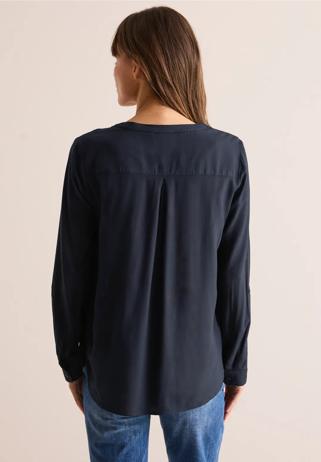 BLUSA MONOCOLOR CUELLO EN V EN MARINO