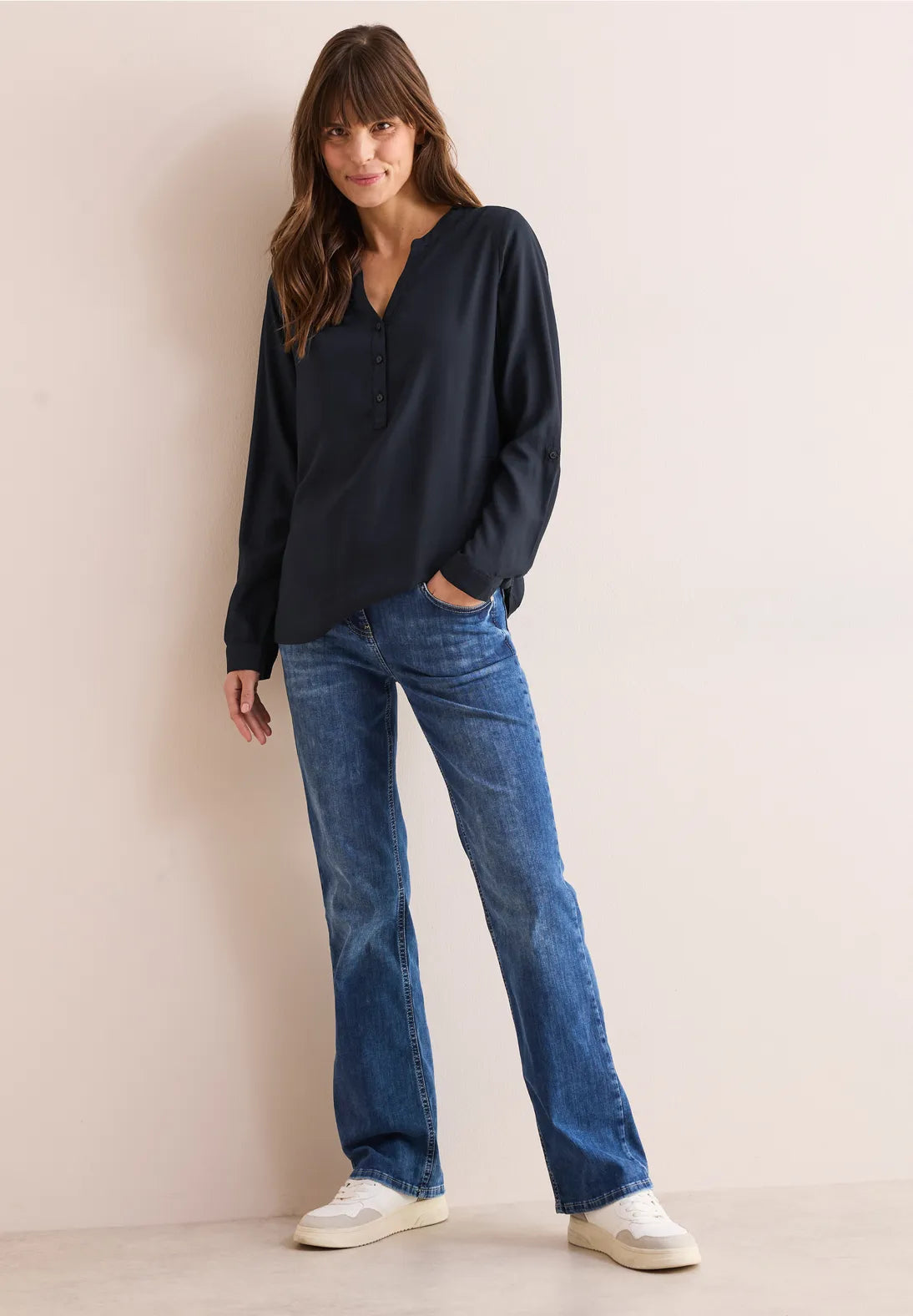 BLUSA MONOCOLOR CUELLO EN V EN MARINO
