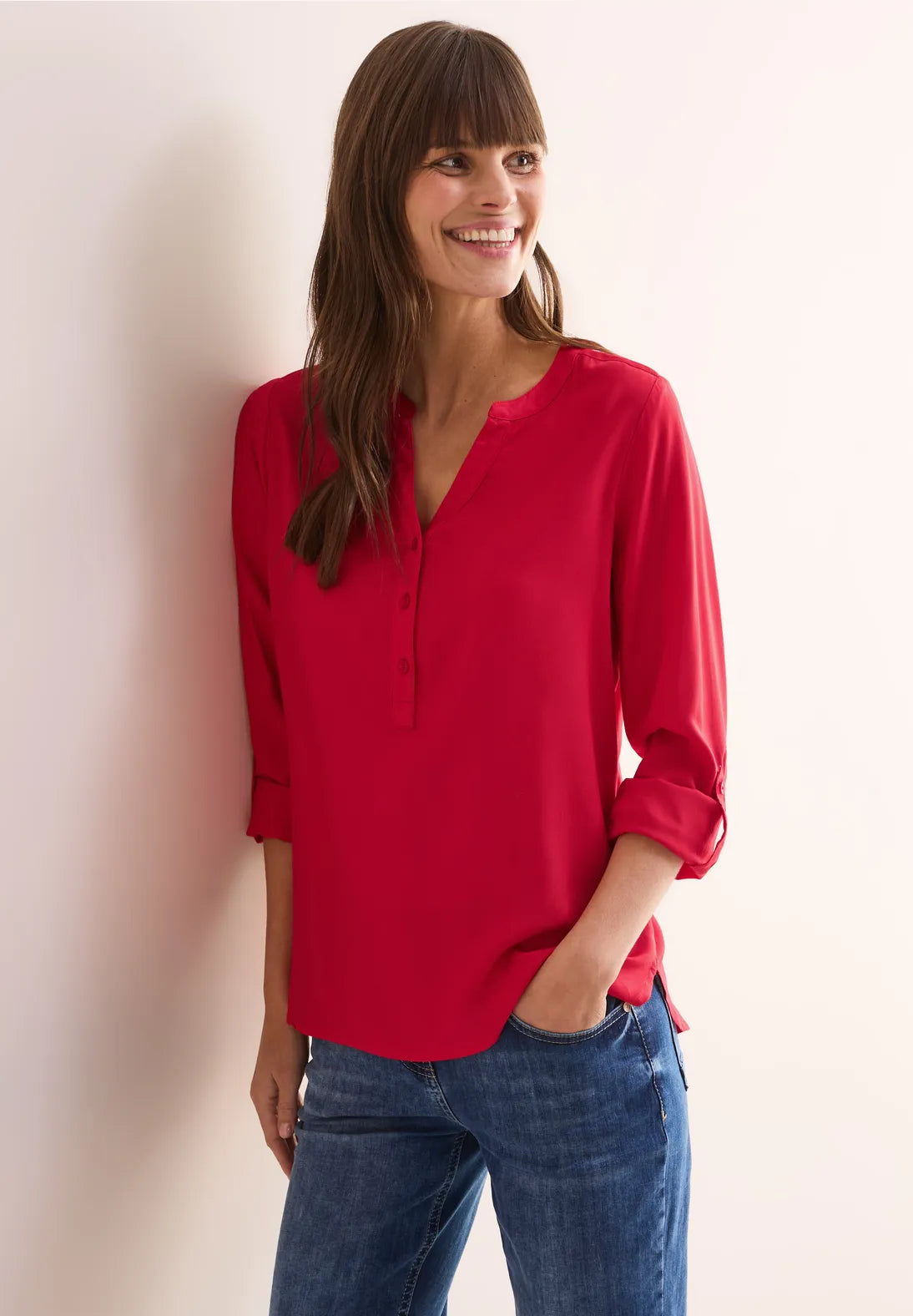 BLUSA MONOCOLOR CUELLO EN V EN ROJO