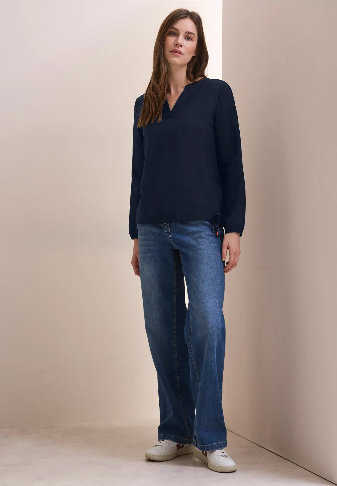 BLUSA MONOCOLOR  CON CORDON EN DOBLADILLO