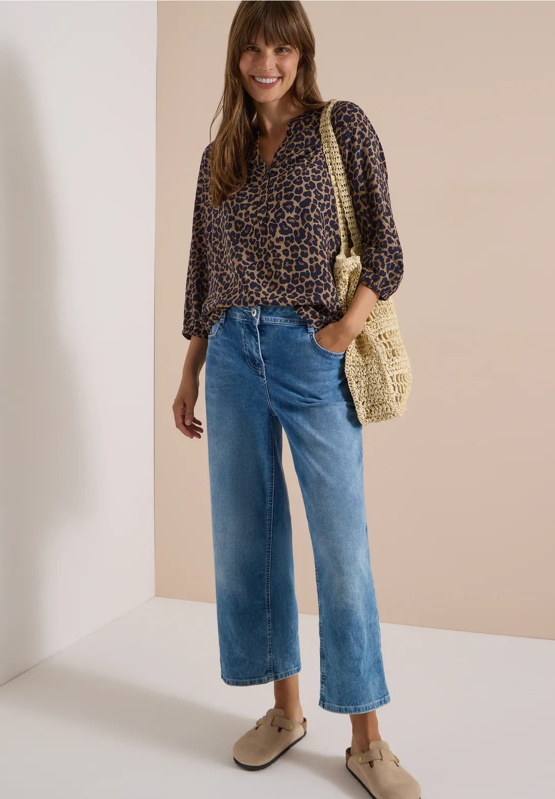 BLUSA ESCOTE EN V ESTAMPADO ANIMAL CECIL