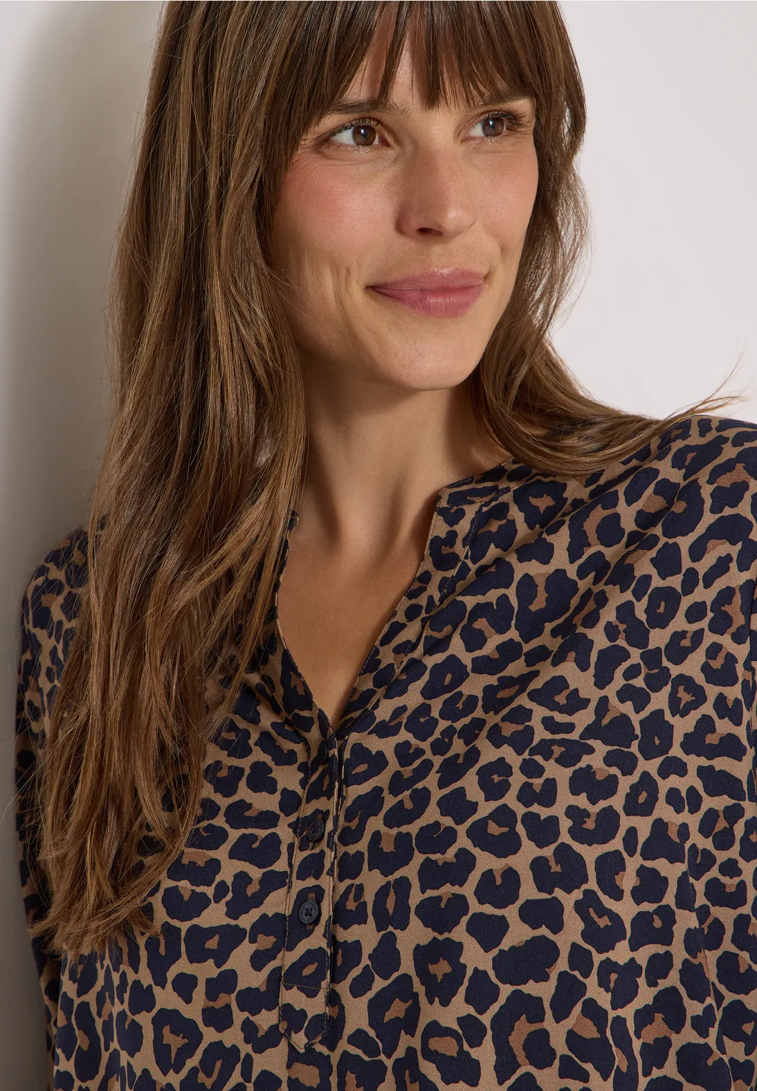 BLUSA ESCOTE EN V ESTAMPADO ANIMAL CECIL