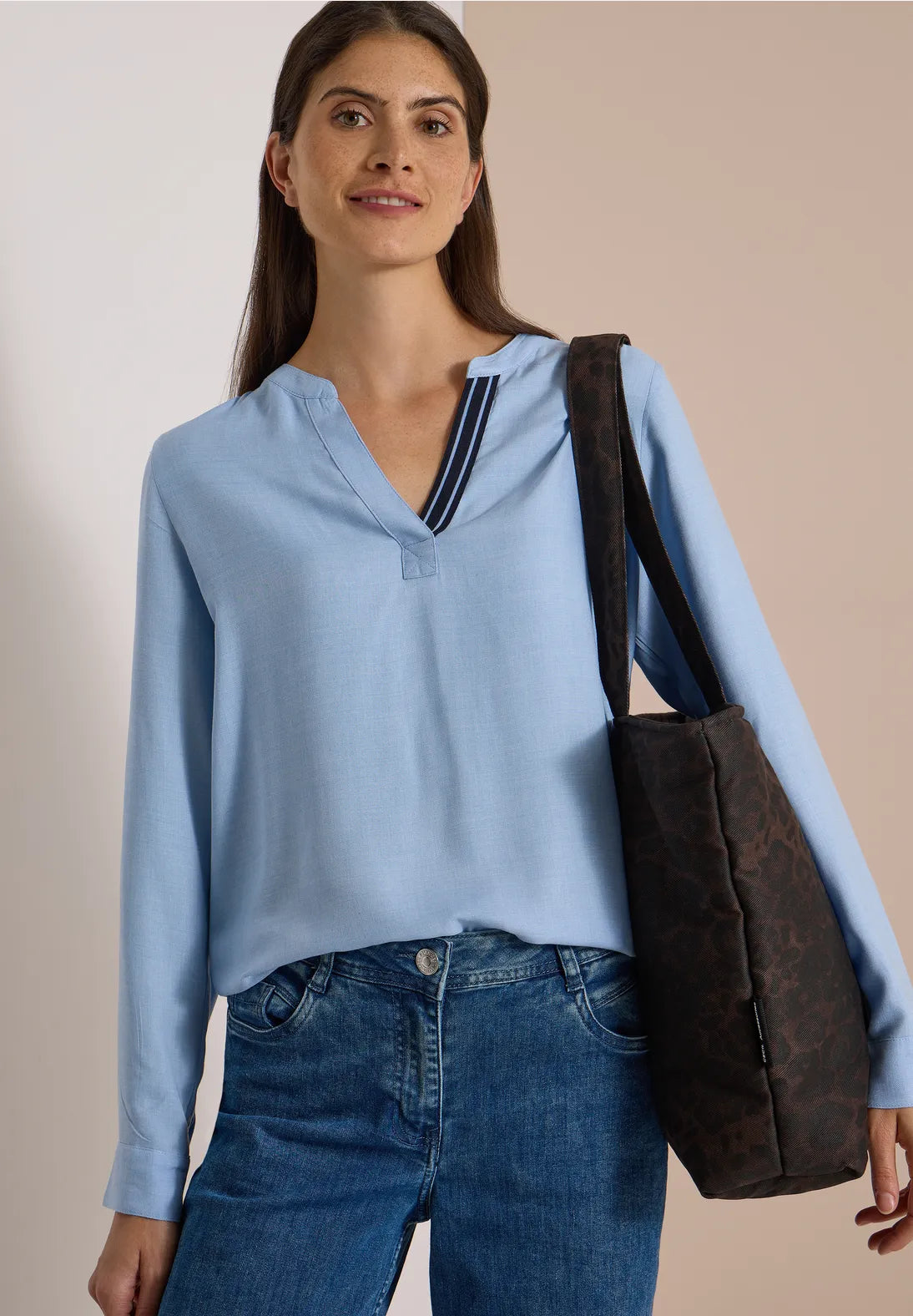 BLUSA CELESTE CON CINTA EN CUELLO. EN3CALAFELL