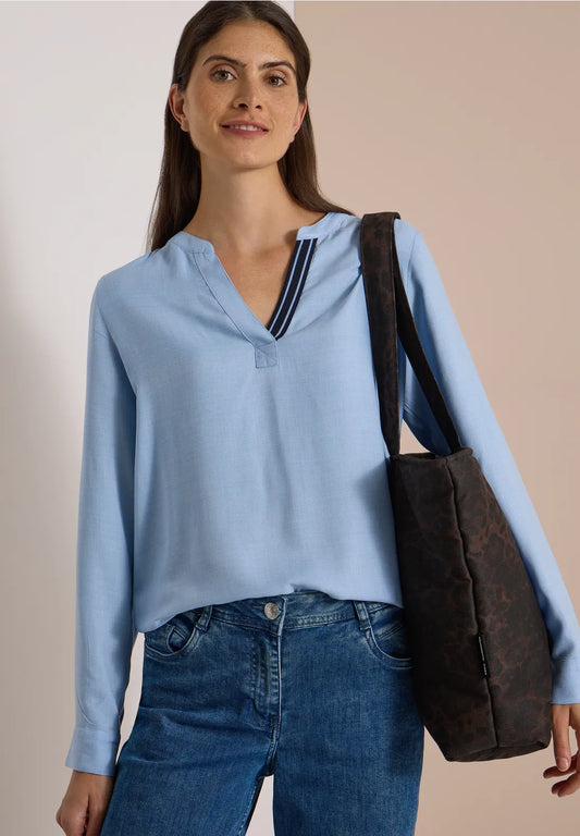 BLUSA CELESTE CON CINTA EN CUELLO. EN3CALAFELL