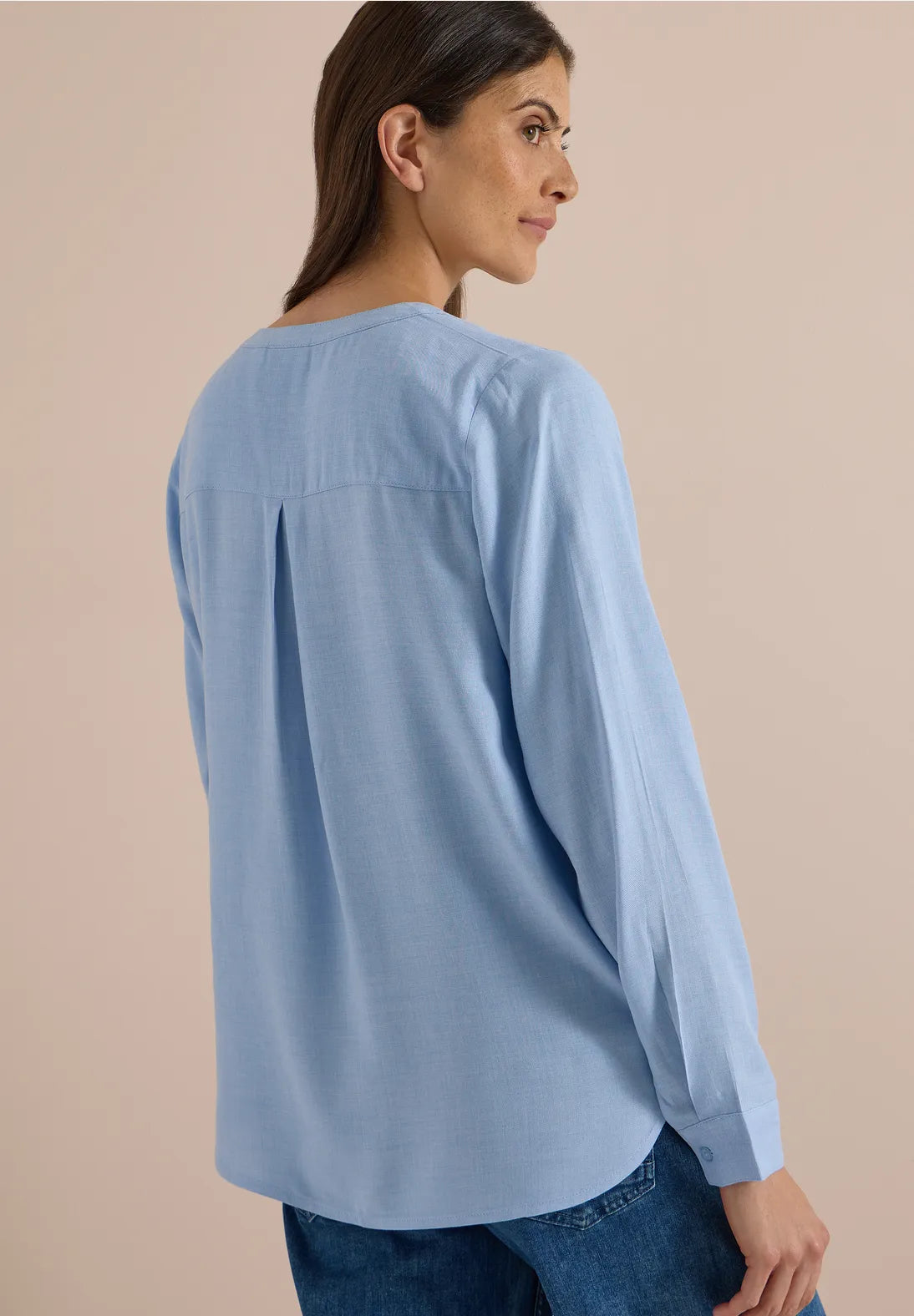 BLUSA CELESTE CON CINTA EN CUELLO. EN3CALAFELL