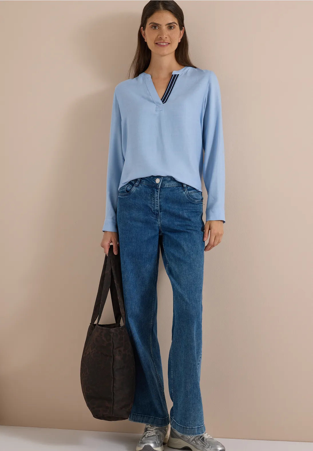 BLUSA CELESTE CON CINTA EN CUELLO. EN3CALAFELL