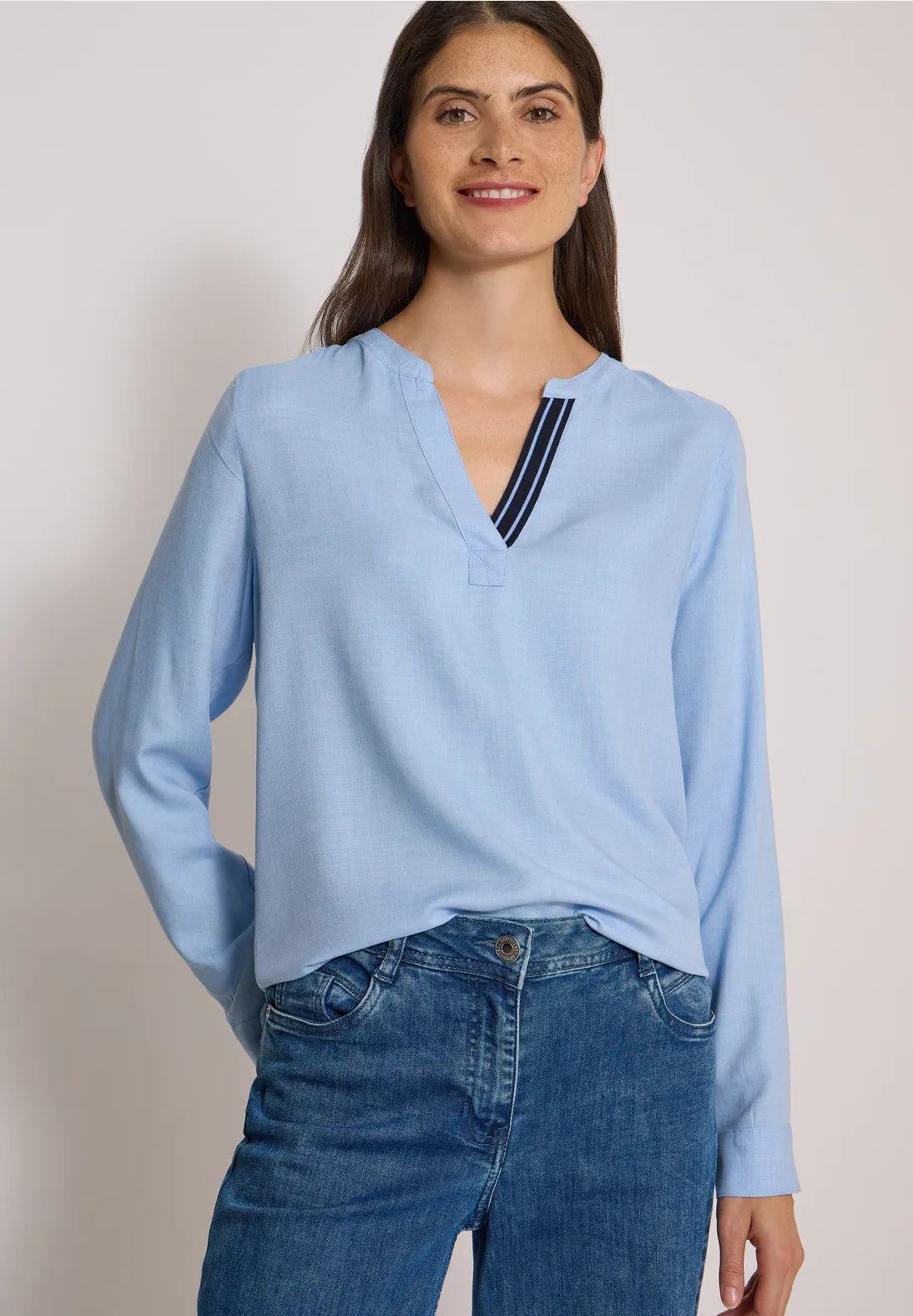 BLUSA CELESTE CON CINTA EN CUELLO. EN3CALAFELL