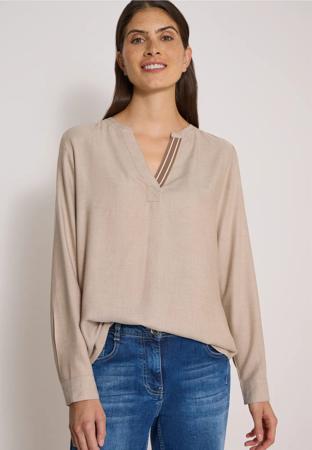 BLUSA CUELLO EN V DETALLE CINTA. EN3CALAFELL