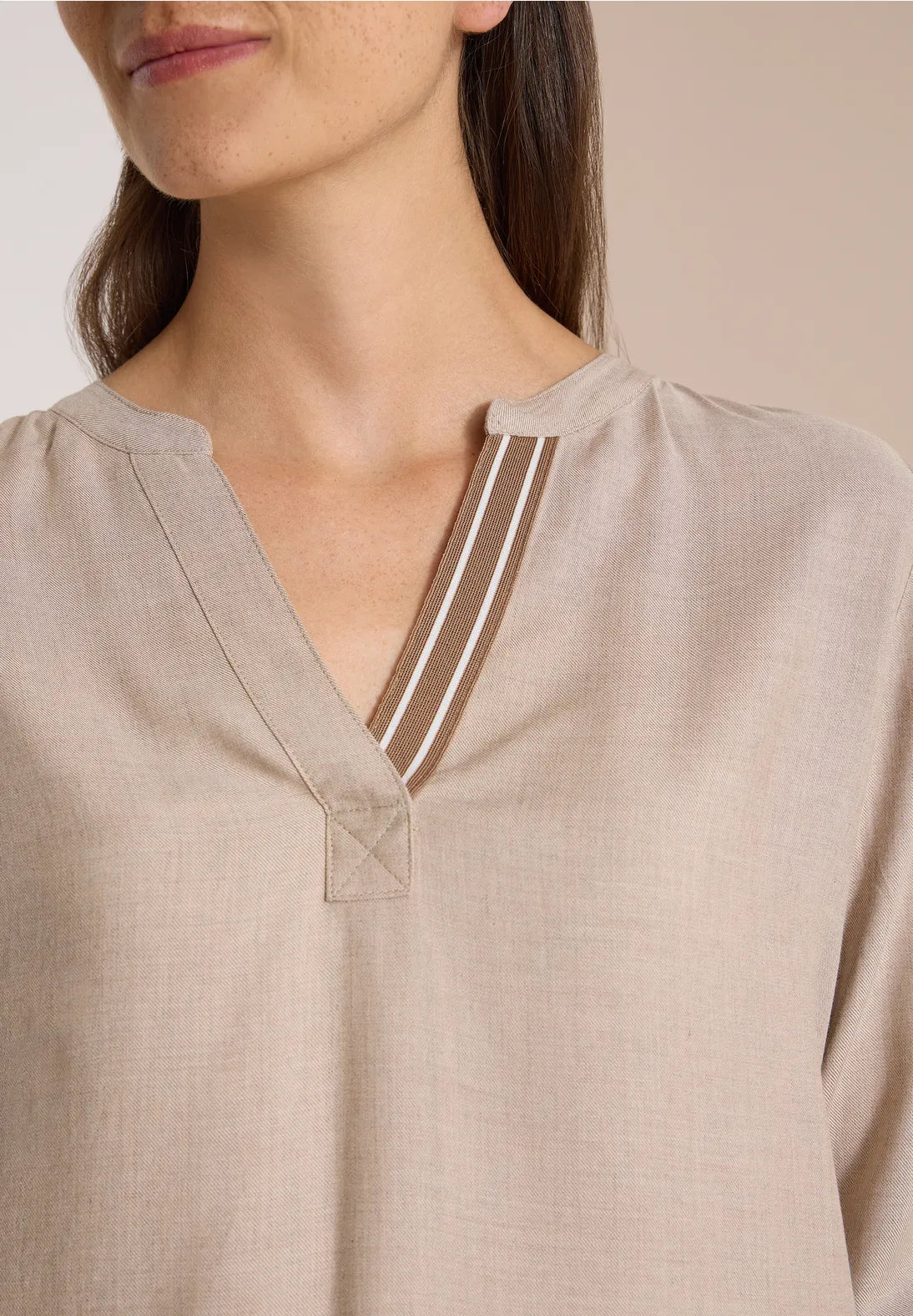 BLUSA CUELLO EN V DETALLE CINTA. EN3CALAFELL