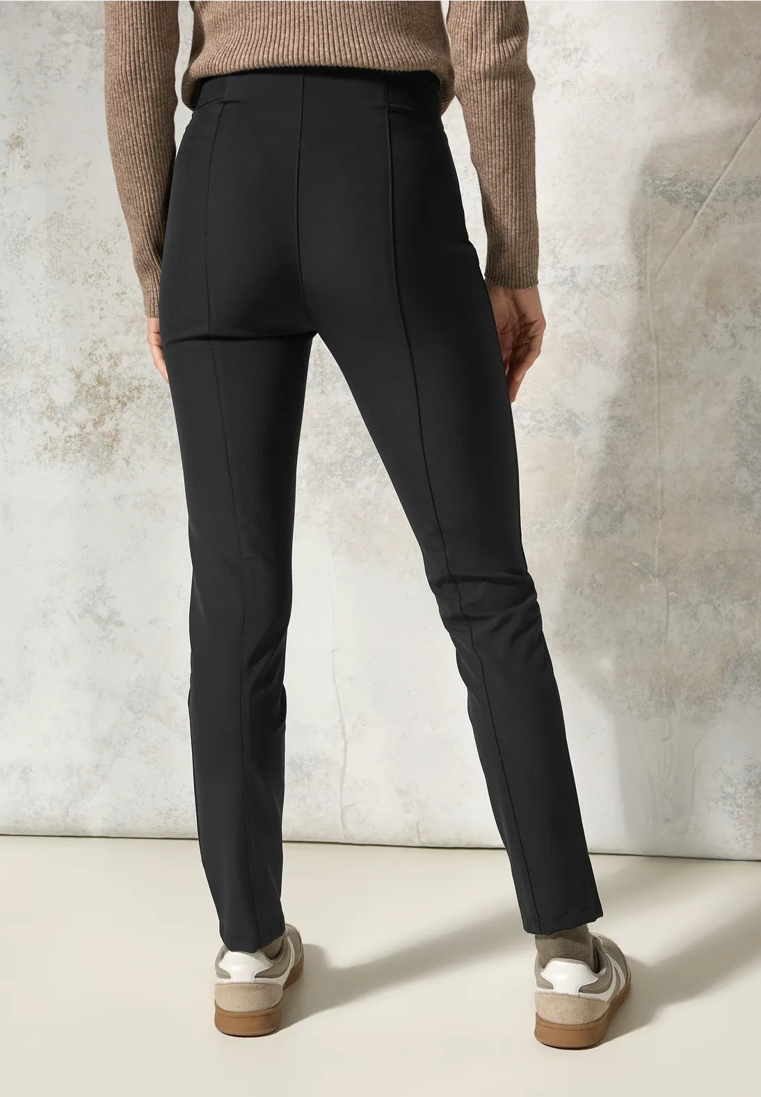 PANTALON ELASTICO CON DETALLES BRILLANTES