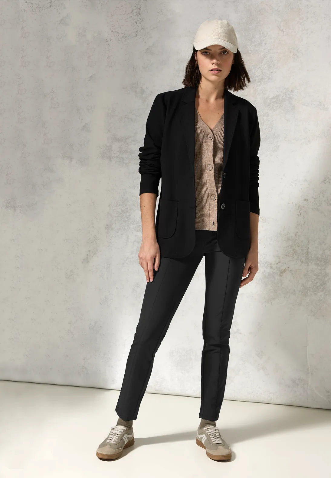 PANTALON ELASTICO CON DETALLES BRILLANTES