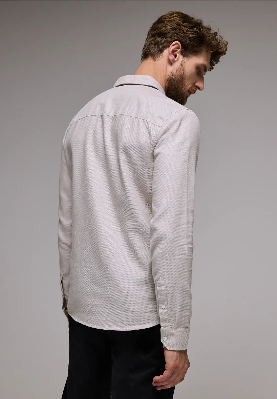 CAMISA ENTALLADA CON BOLSILLO