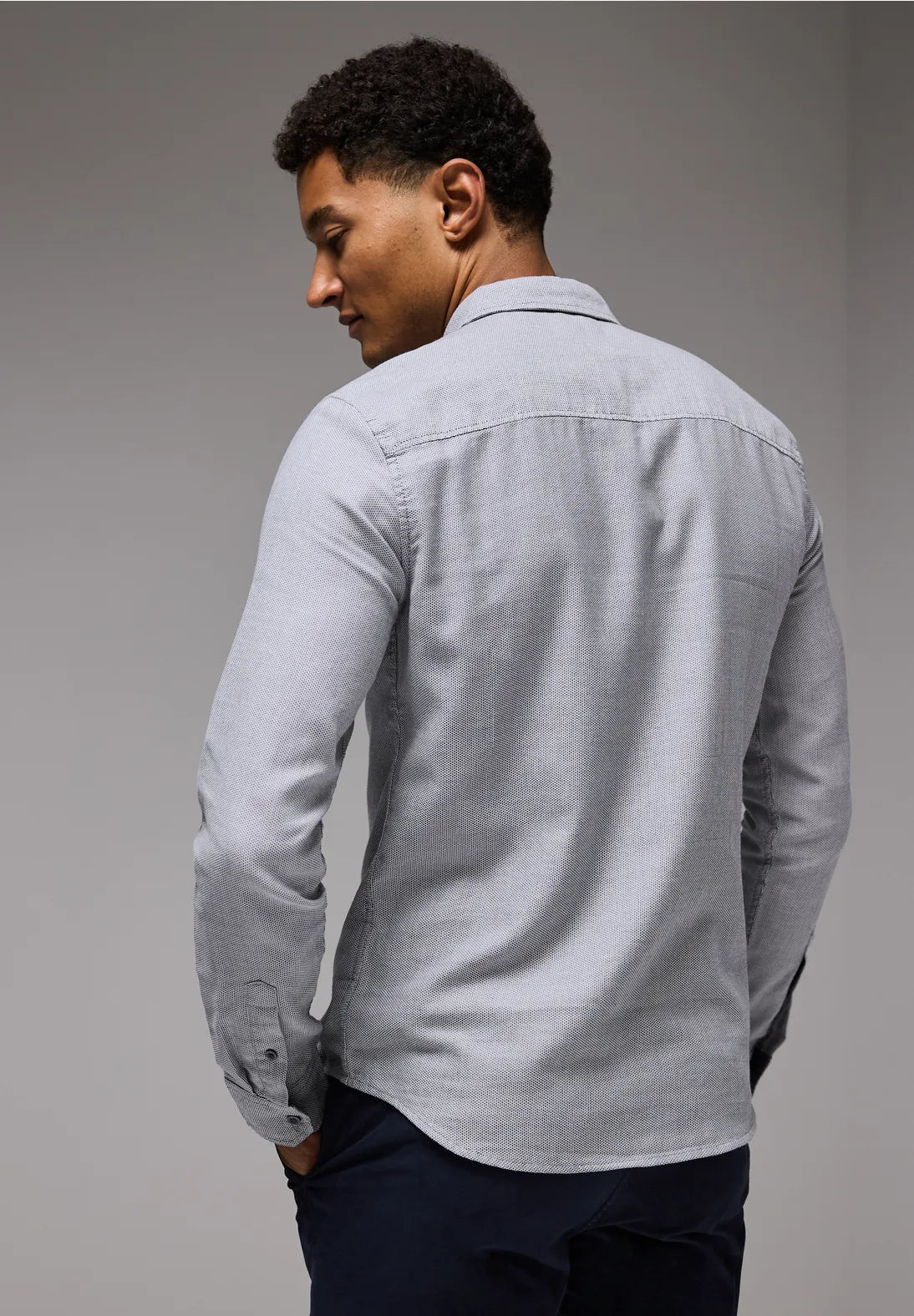CAMISA ENTALLADA CON BOLSILLO