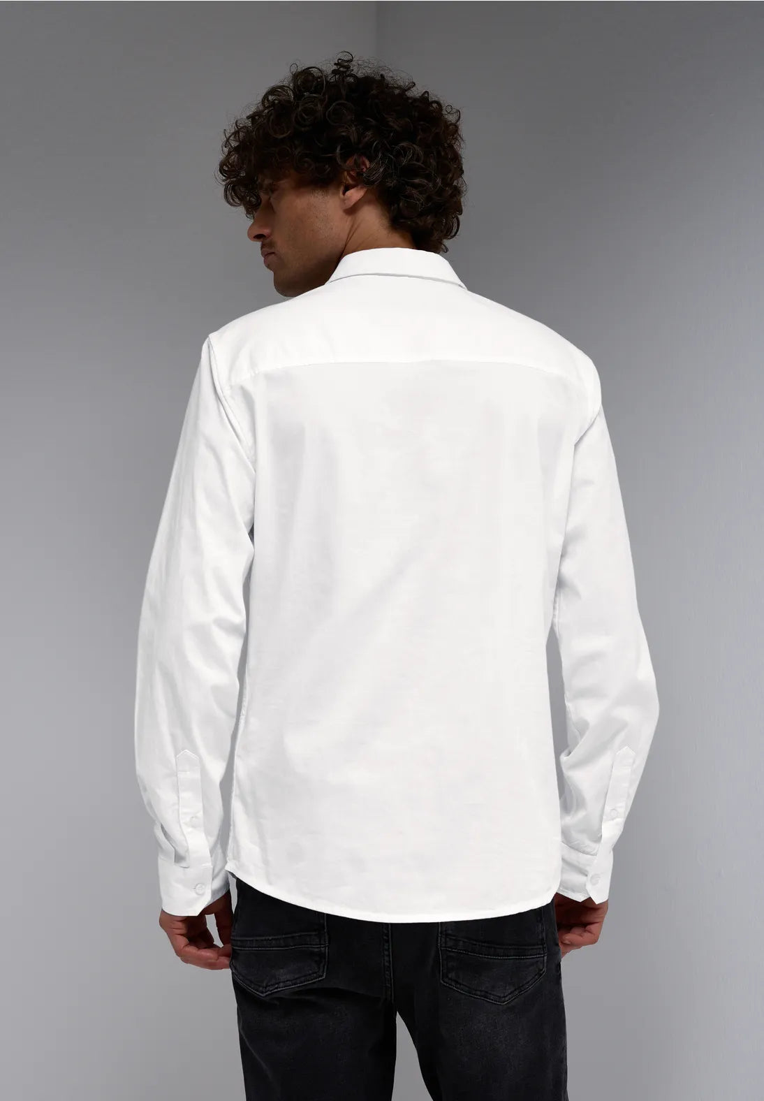 CAMISA DE ALGODON ENTALLADA CON BOLSILLO