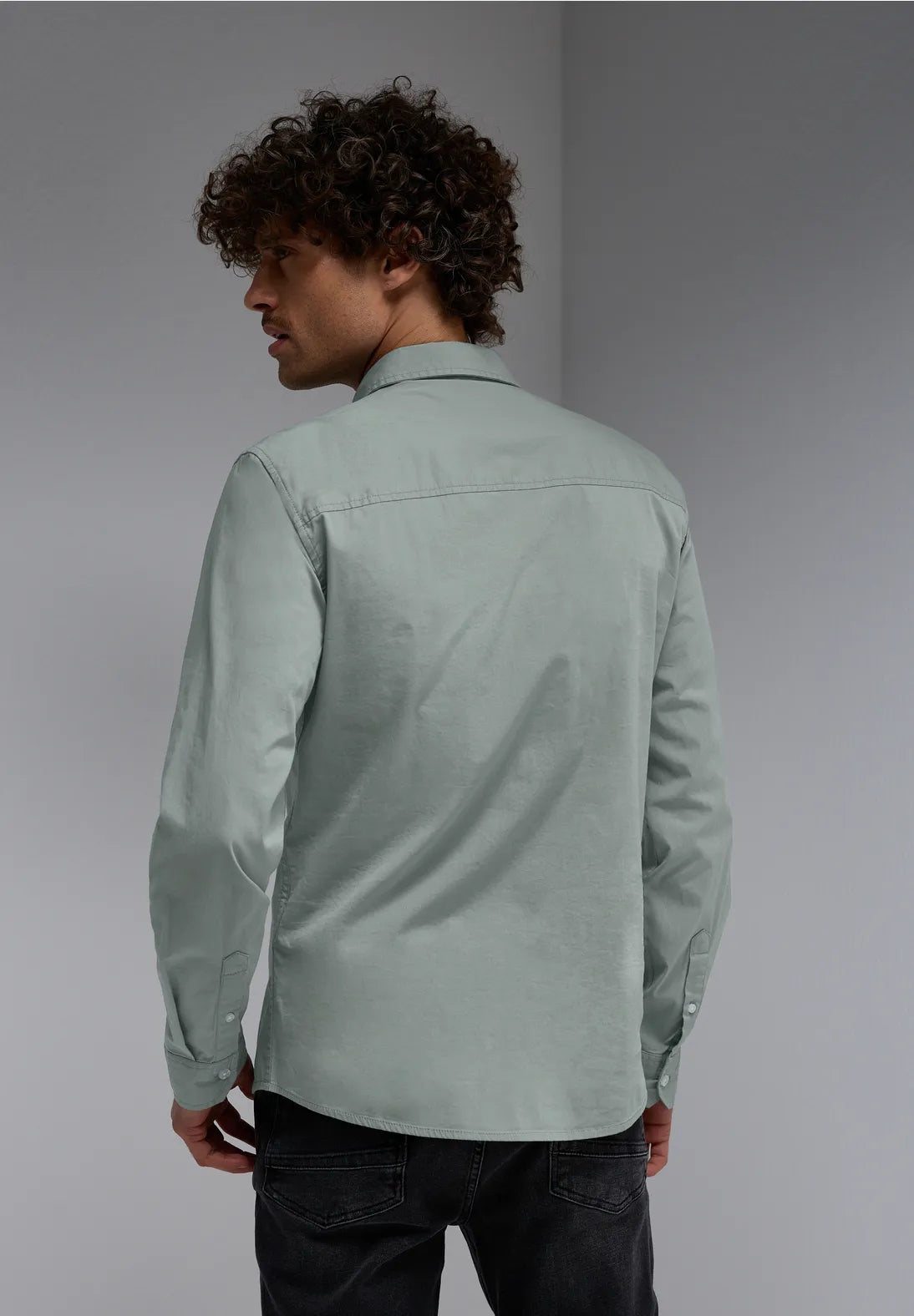 CAMISA DE ALGODON ENTALLADA CON BOLSILLO