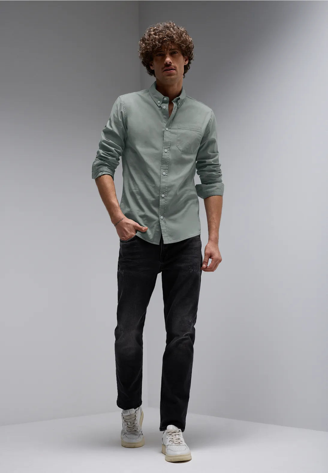 CAMISA DE ALGODON ENTALLADA CON BOLSILLO