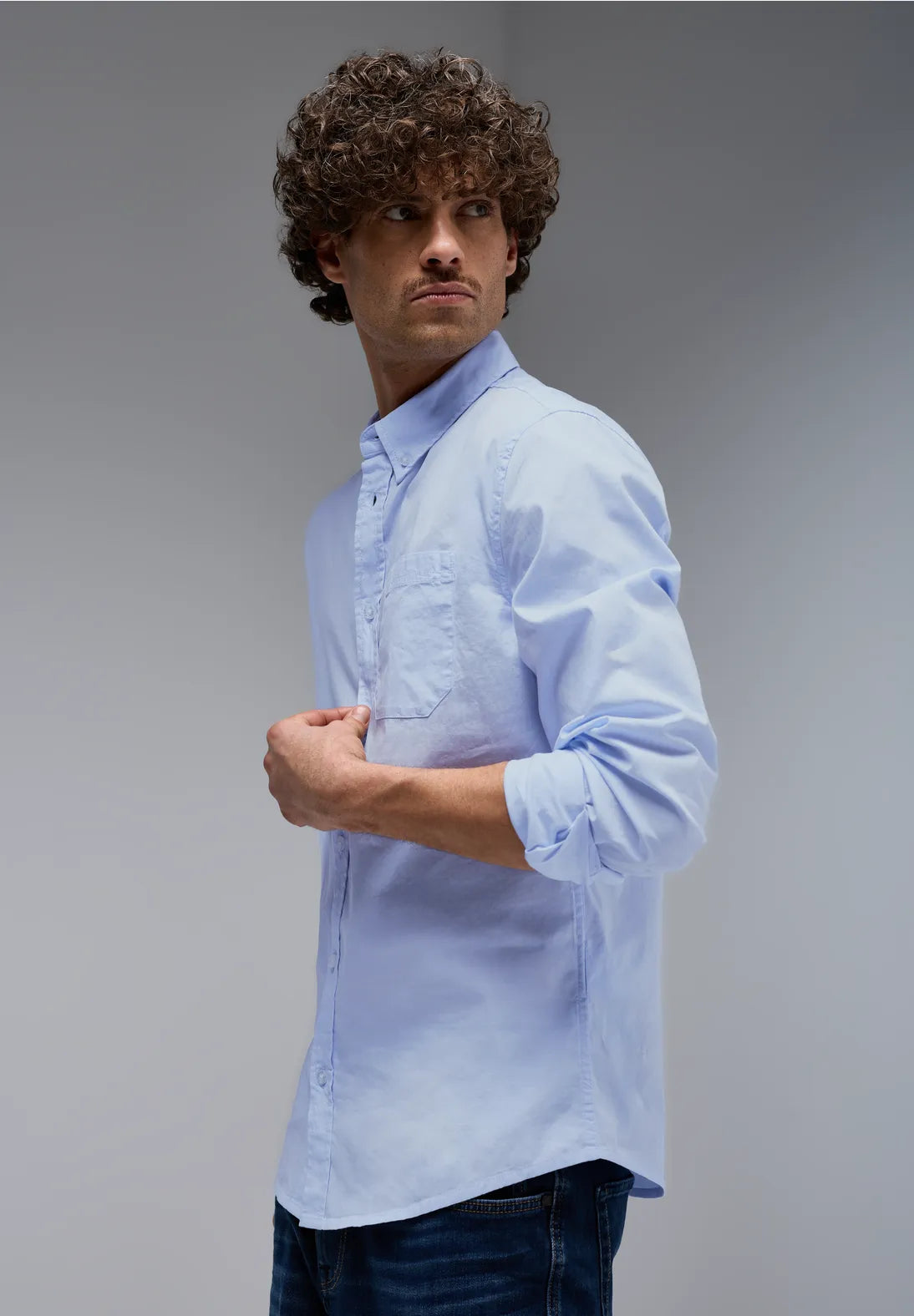 CAMISA DE ALGODON ENTALLADA CON BOLSILLO