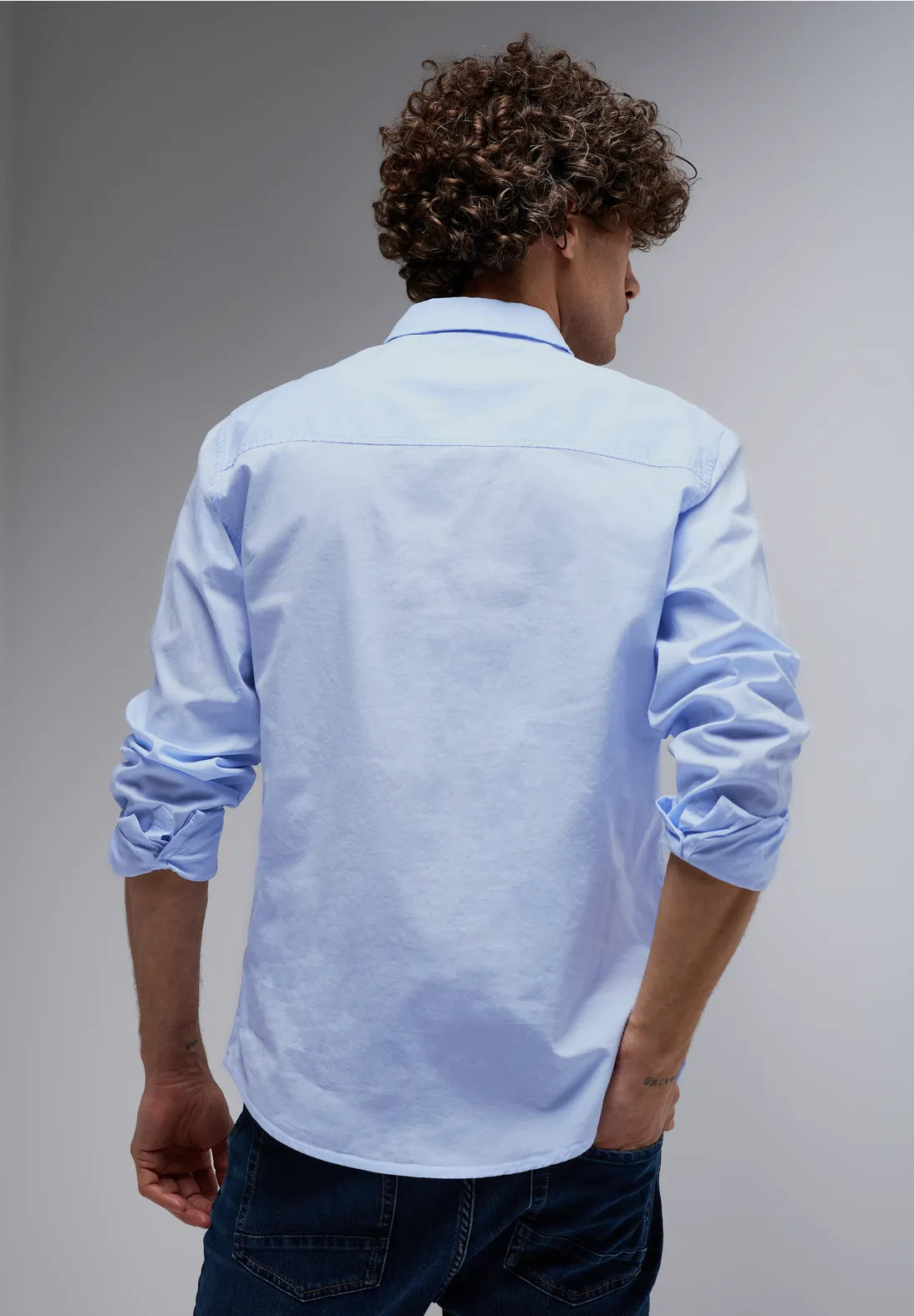CAMISA DE ALGODON ENTALLADA CON BOLSILLO
