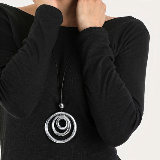 COLLAR DE HILO CON COLGANTE DE AROS