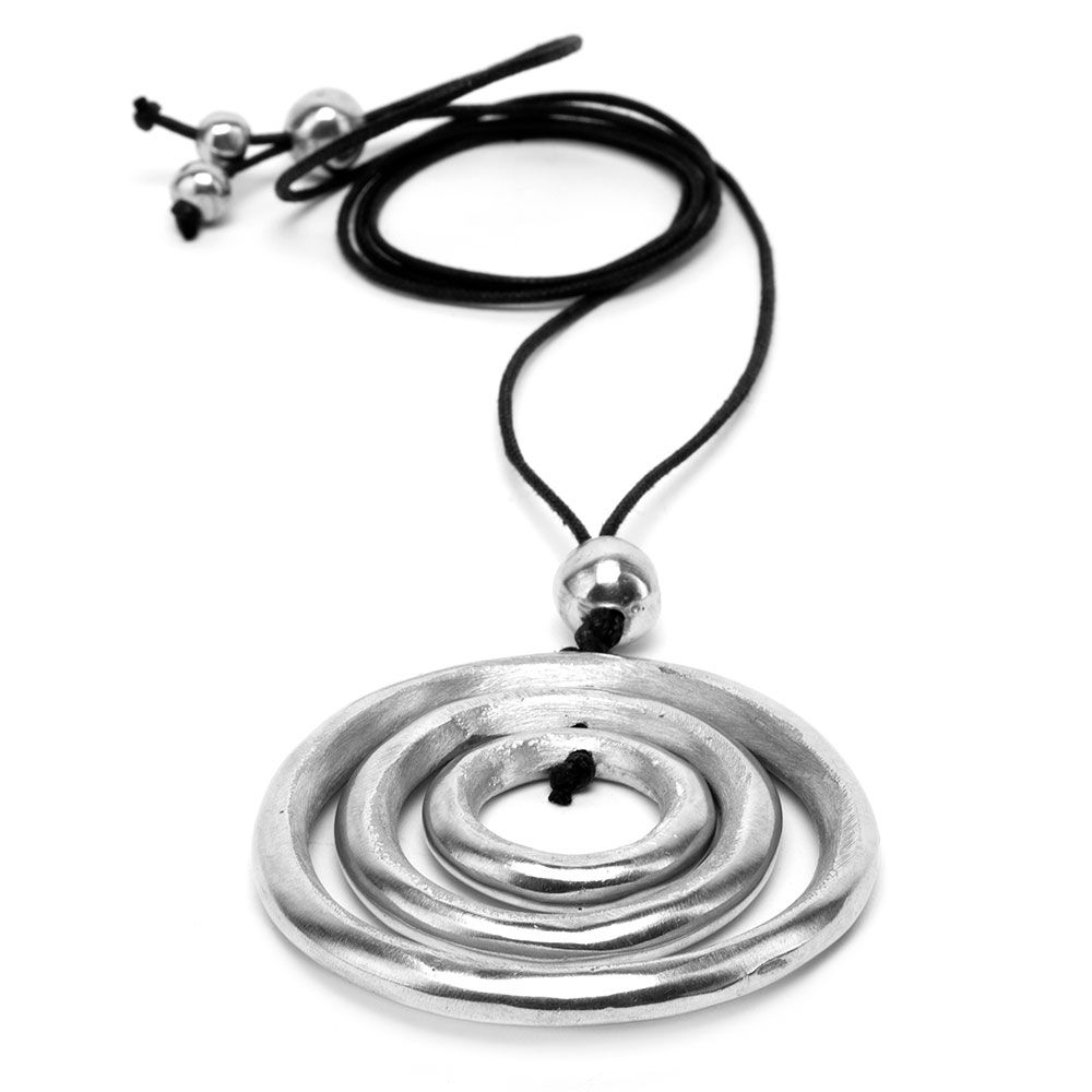 COLLAR DE HILO CON COLGANTE DE AROS